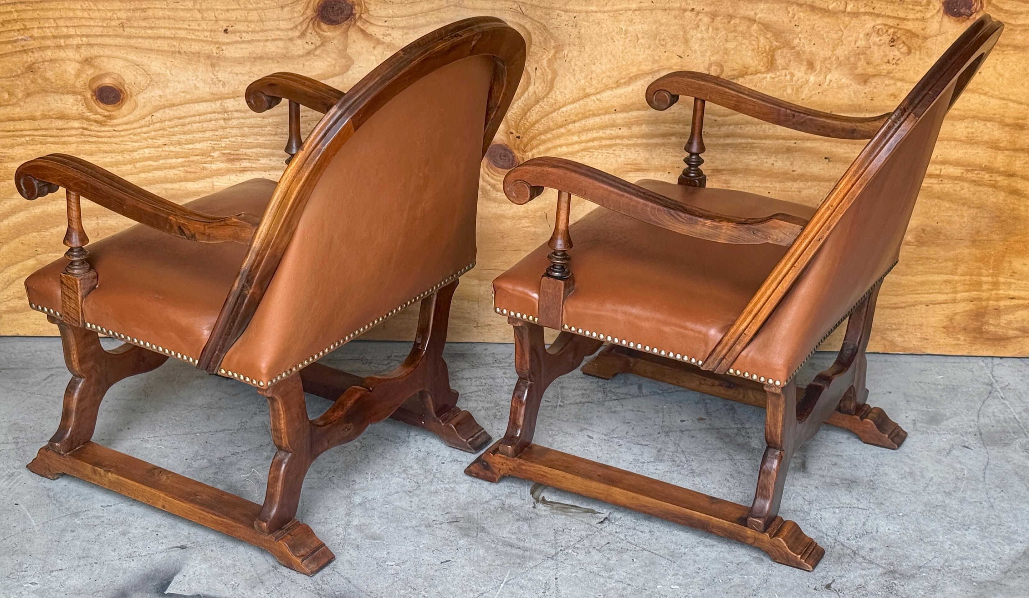 Coppia di poltrone spagnole in noce e pelle con decorazioni a chiodo, CIRCA 1920 in vendita 1