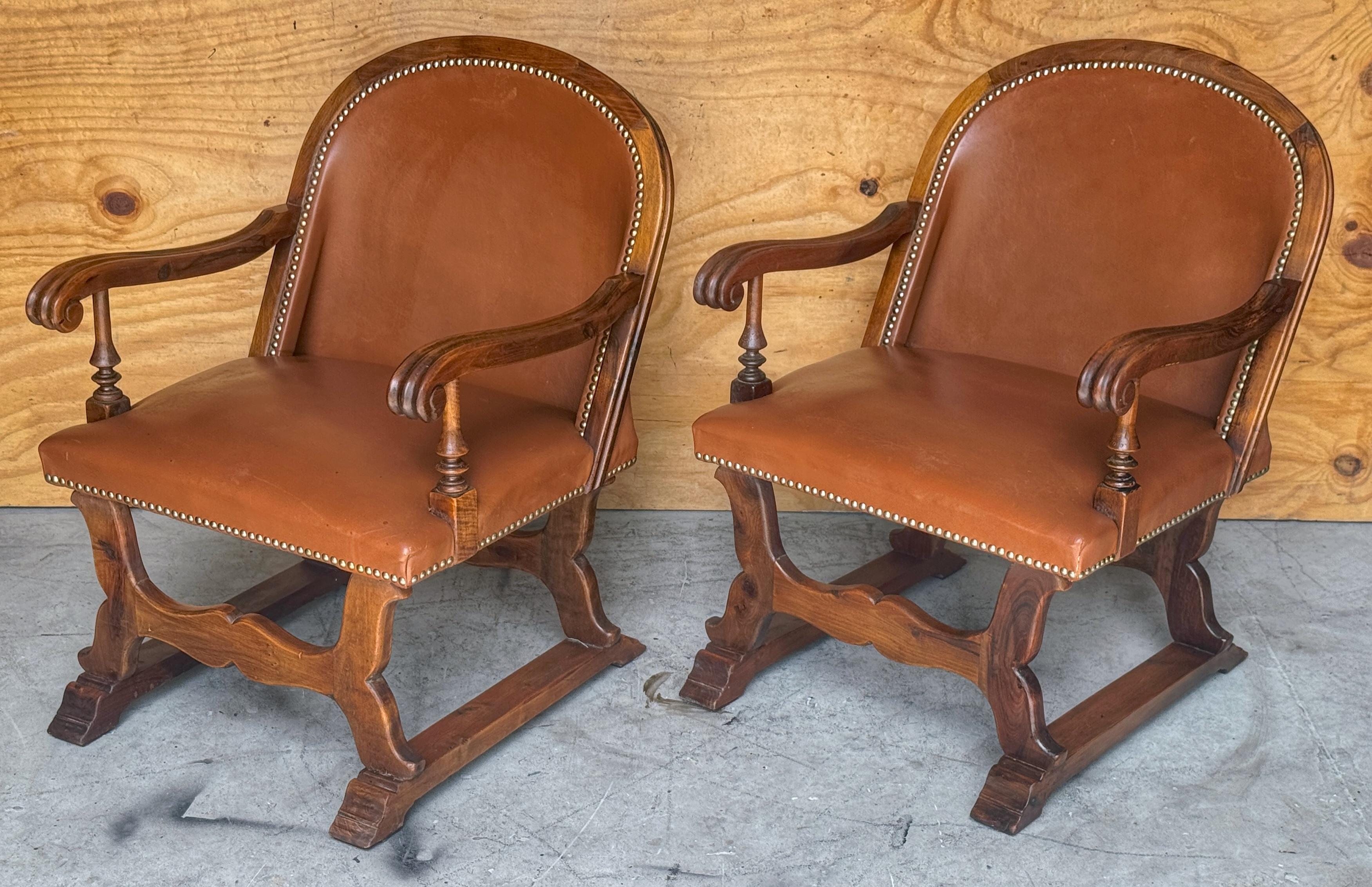 Coppia di poltrone spagnole in noce e pelle con decorazioni a chiodo, CIRCA 1920 in vendita 2