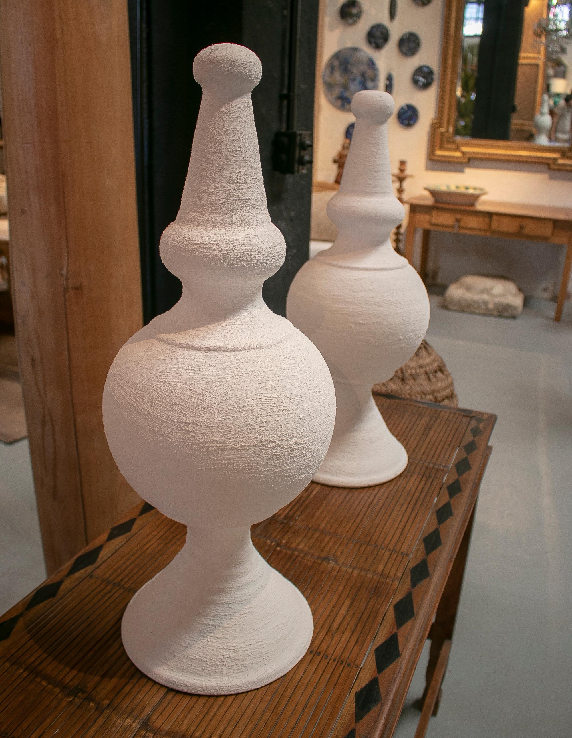 Pair of Spanish White Washed Terracotta Finials In Good Condition In Marbella, ES
