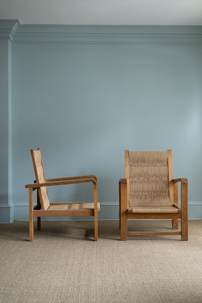 Moderne Paire de chaises espagnoles en bois en vente