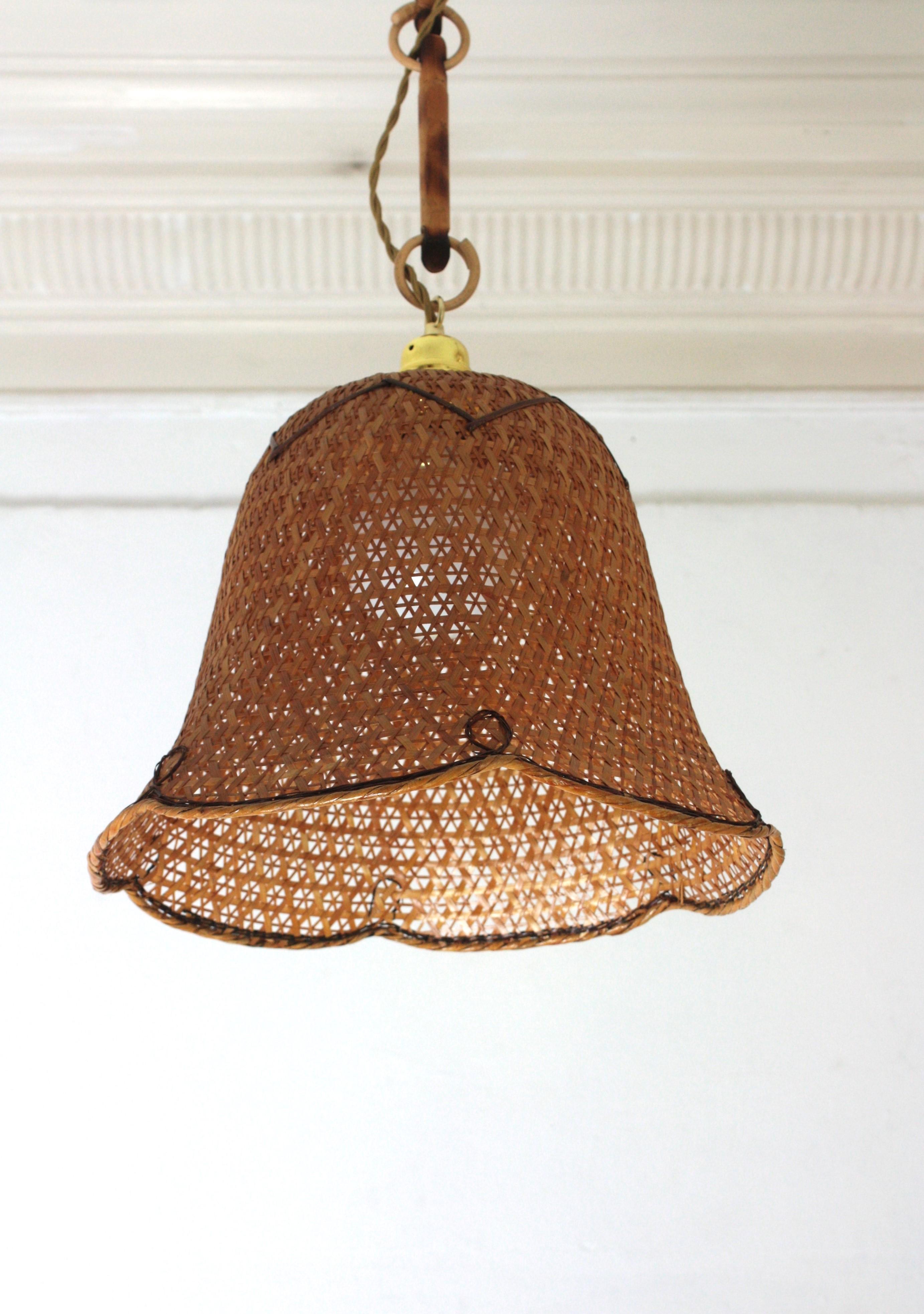 Coppia di pendenti a campana in vimini e rattan intrecciati spagnoli, 1960 in vendita 2