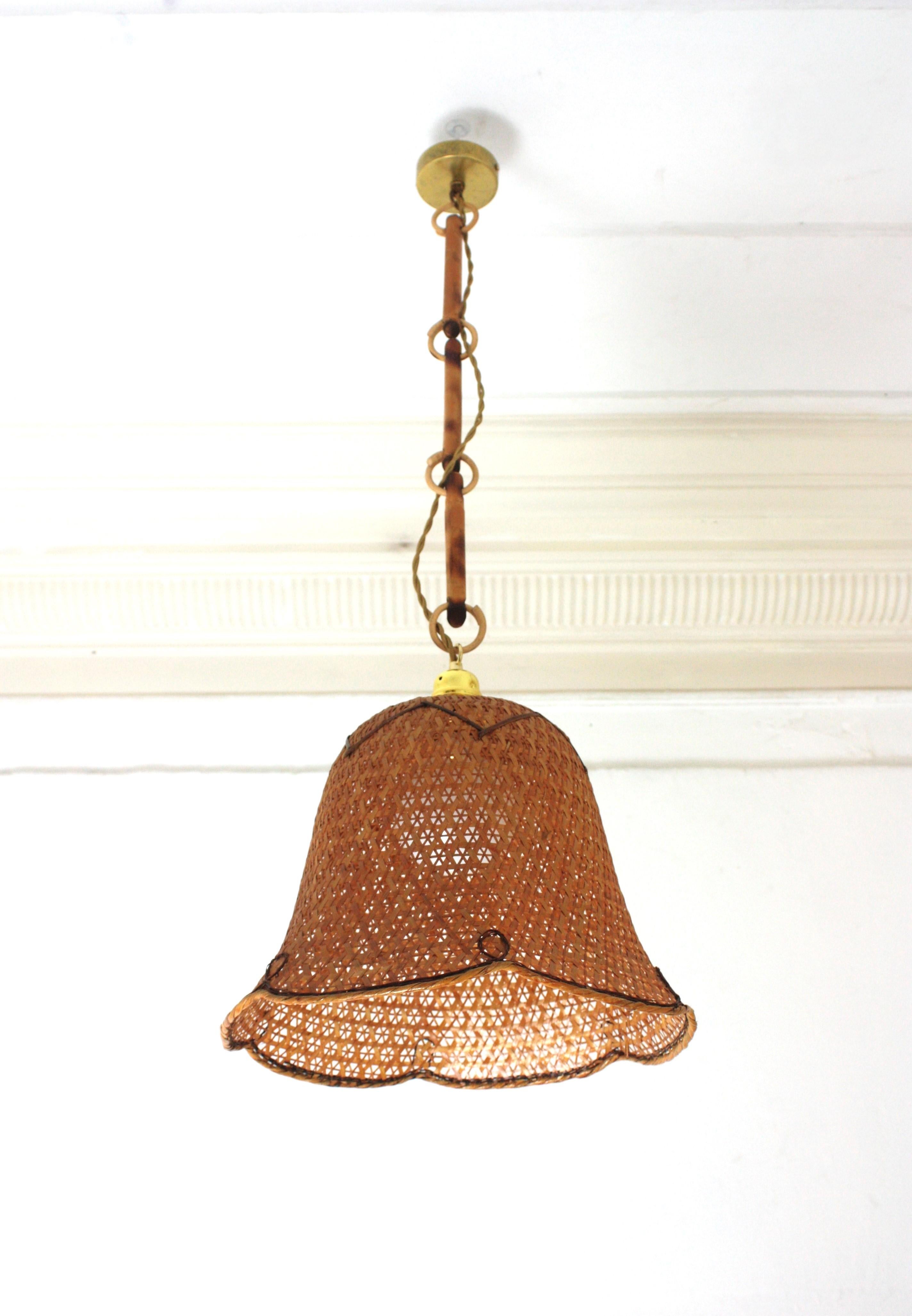 Coppia di pendenti a campana in vimini e rattan intrecciati spagnoli, 1960 in vendita 3