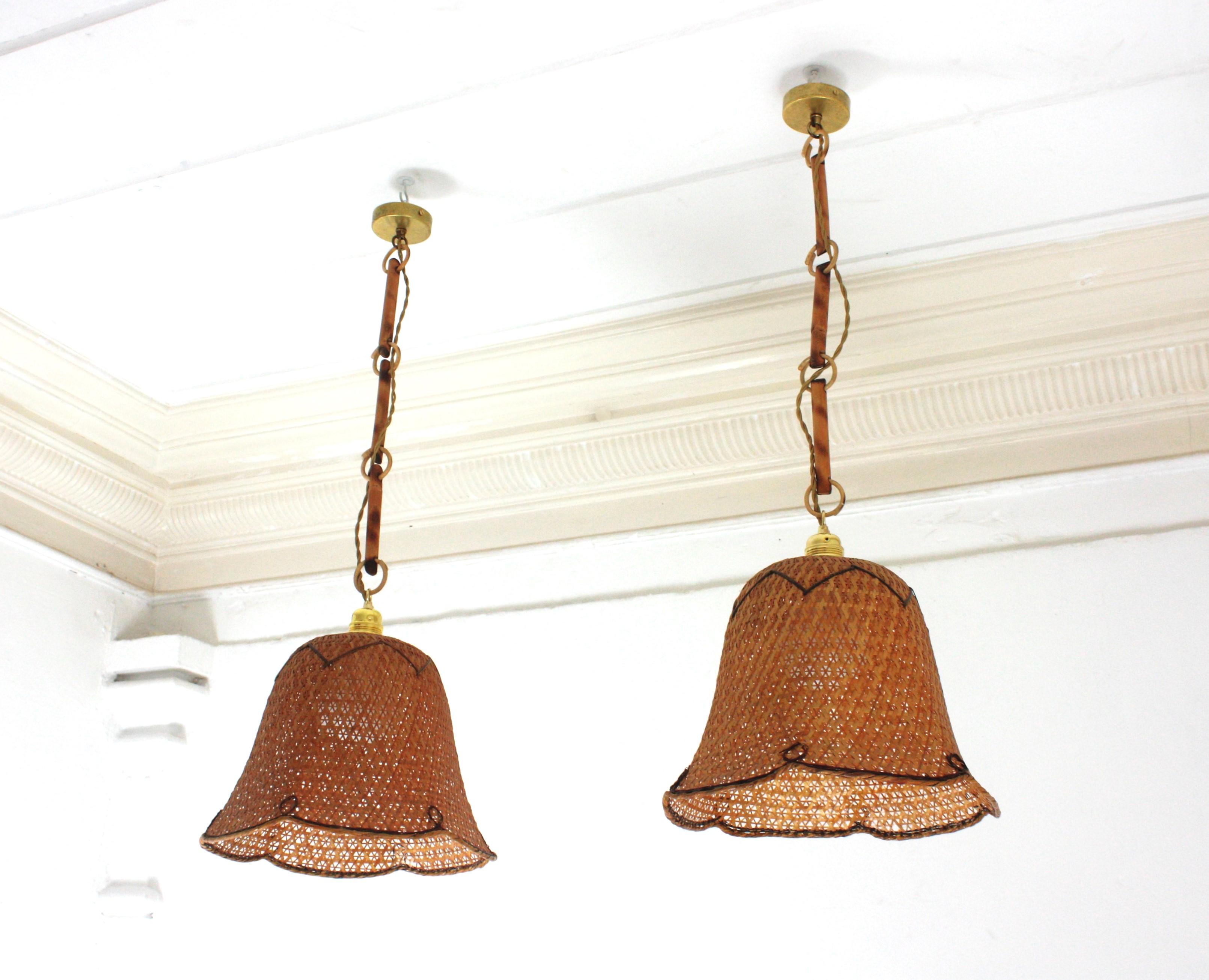 Coppia di pendenti a campana in vimini e rattan intrecciati spagnoli, 1960 in vendita 5