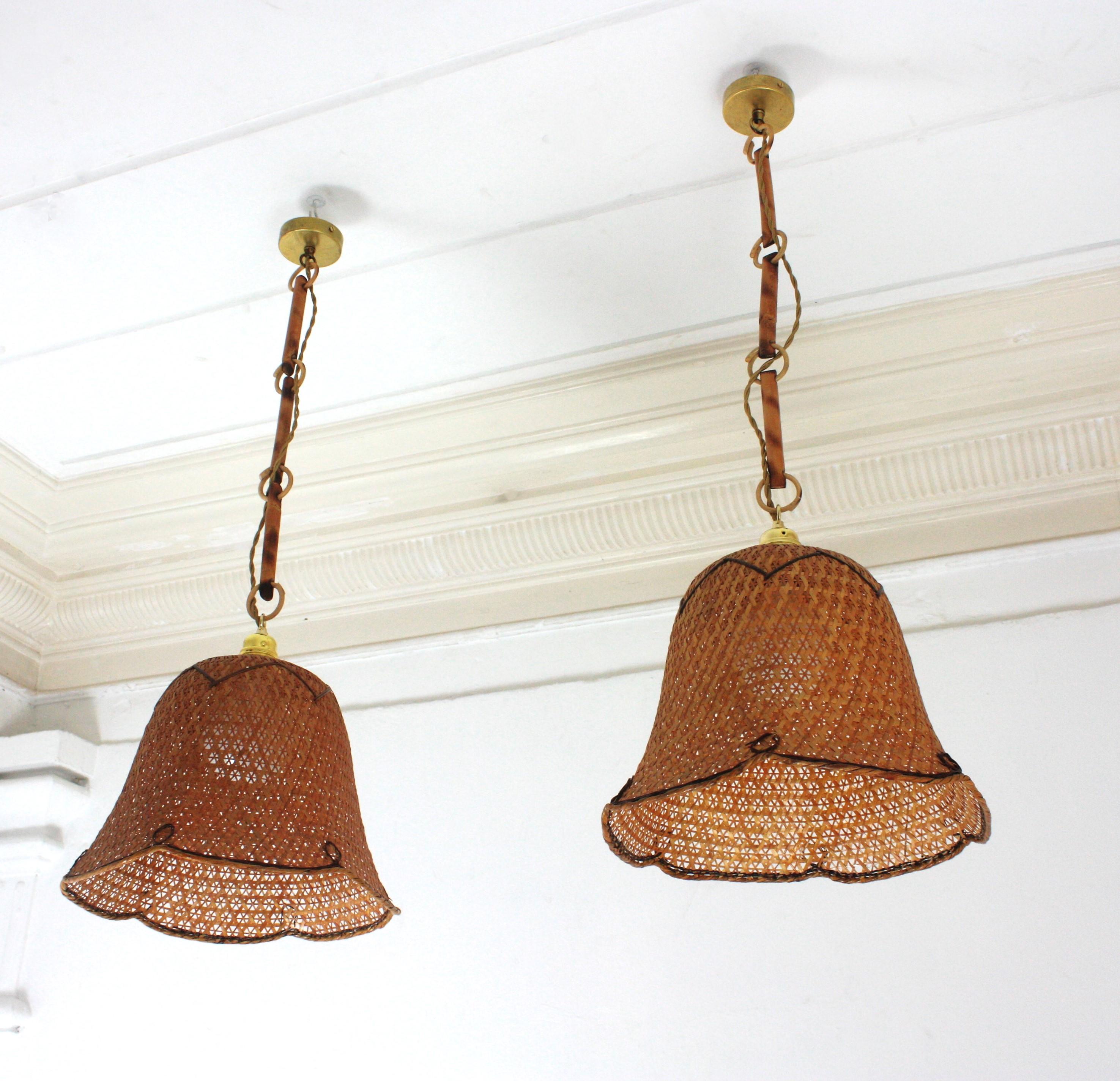 Coppia di pendenti a campana in vimini e rattan intrecciati spagnoli, 1960 in vendita 6