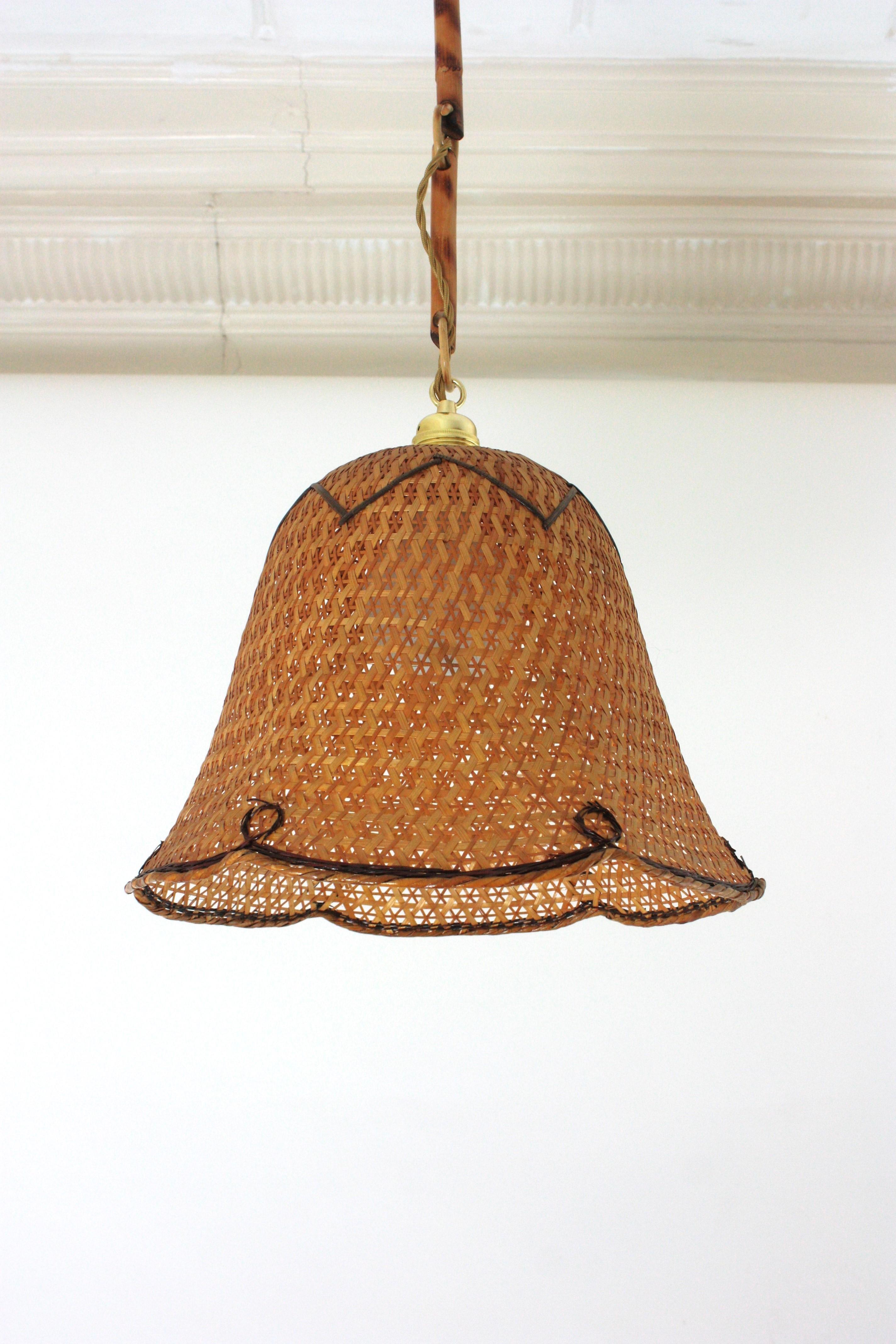 Coppia di pendenti a campana in vimini e rattan intrecciati spagnoli, 1960 in vendita 7