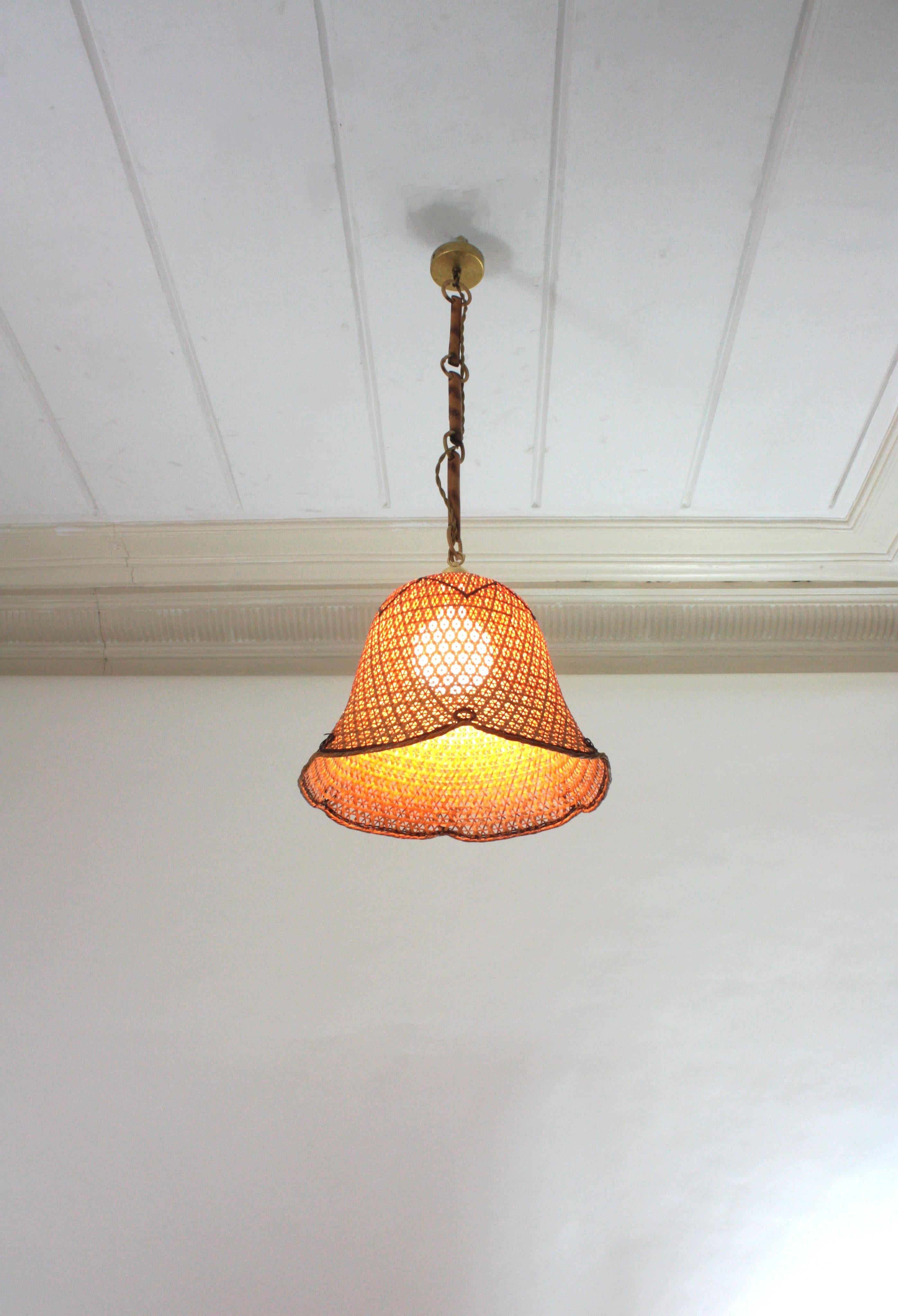 Coppia di pendenti a campana in vimini e rattan intrecciati spagnoli, 1960 in vendita 8