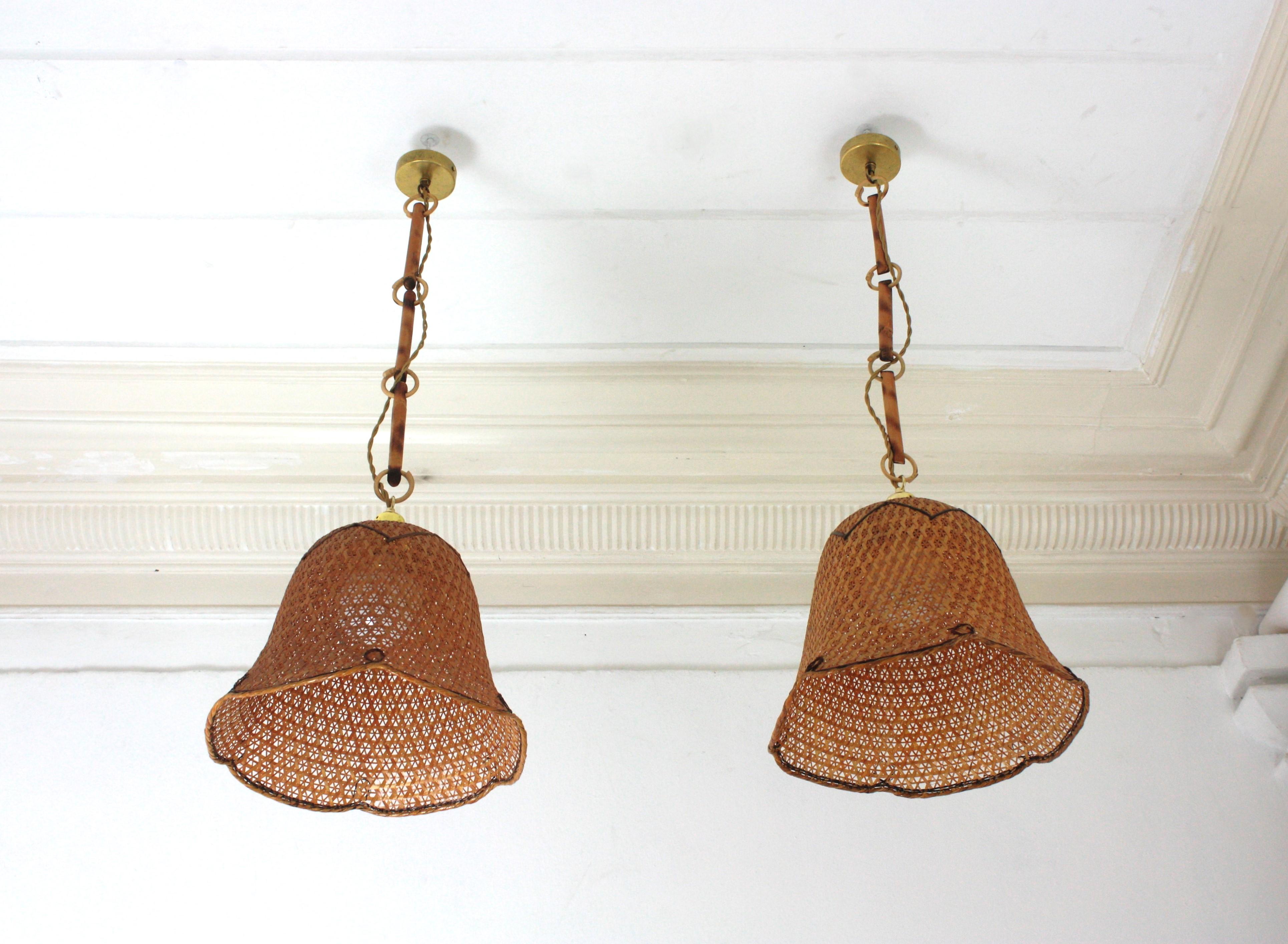 Coppia di pendenti a campana in vimini e rattan intrecciati spagnoli, 1960 in vendita 9