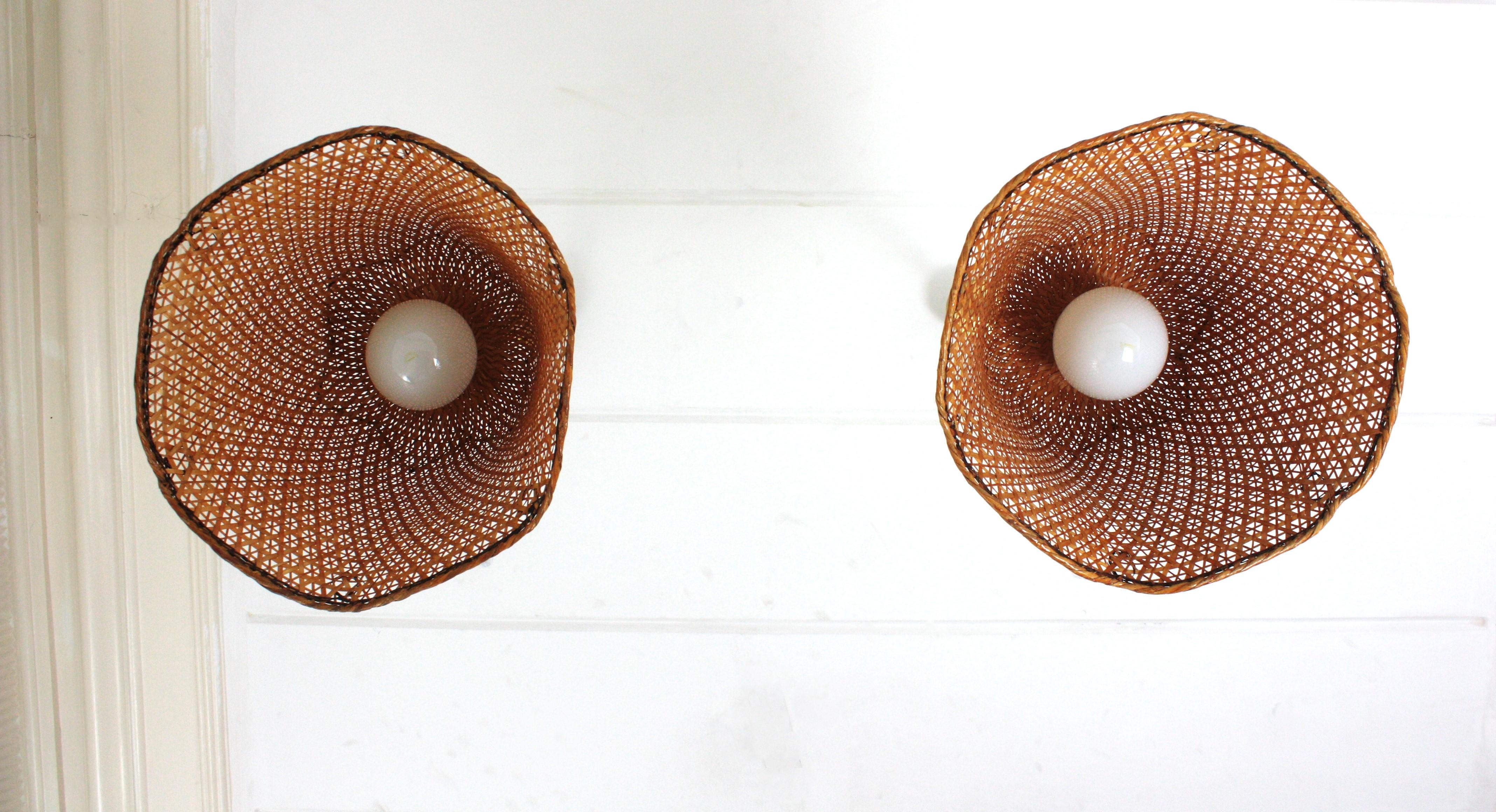 Coppia di pendenti a campana in vimini e rattan intrecciati spagnoli, 1960 in vendita 10