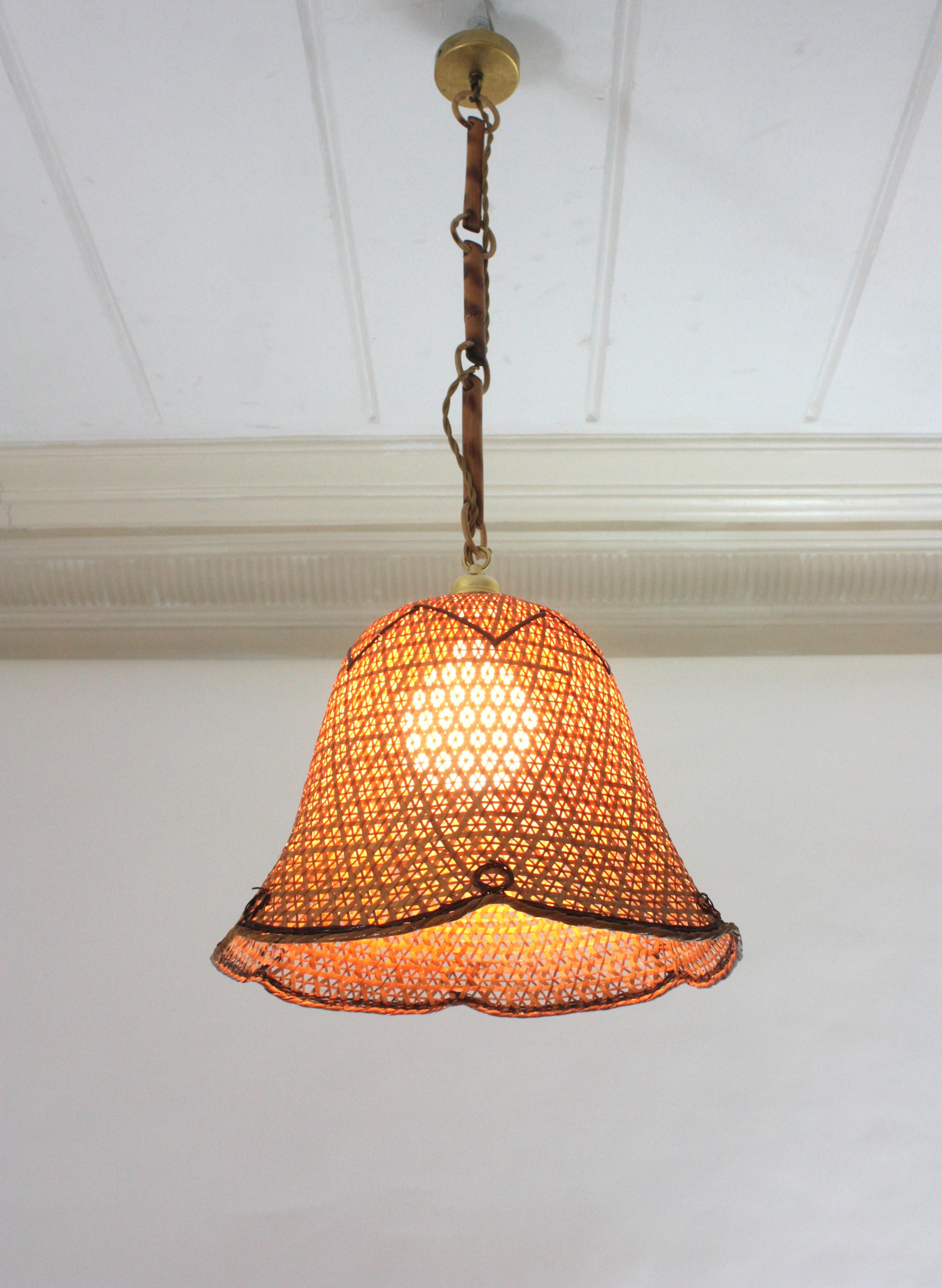 Mid-Century moderno Coppia di pendenti a campana in vimini e rattan intrecciati spagnoli, 1960 in vendita