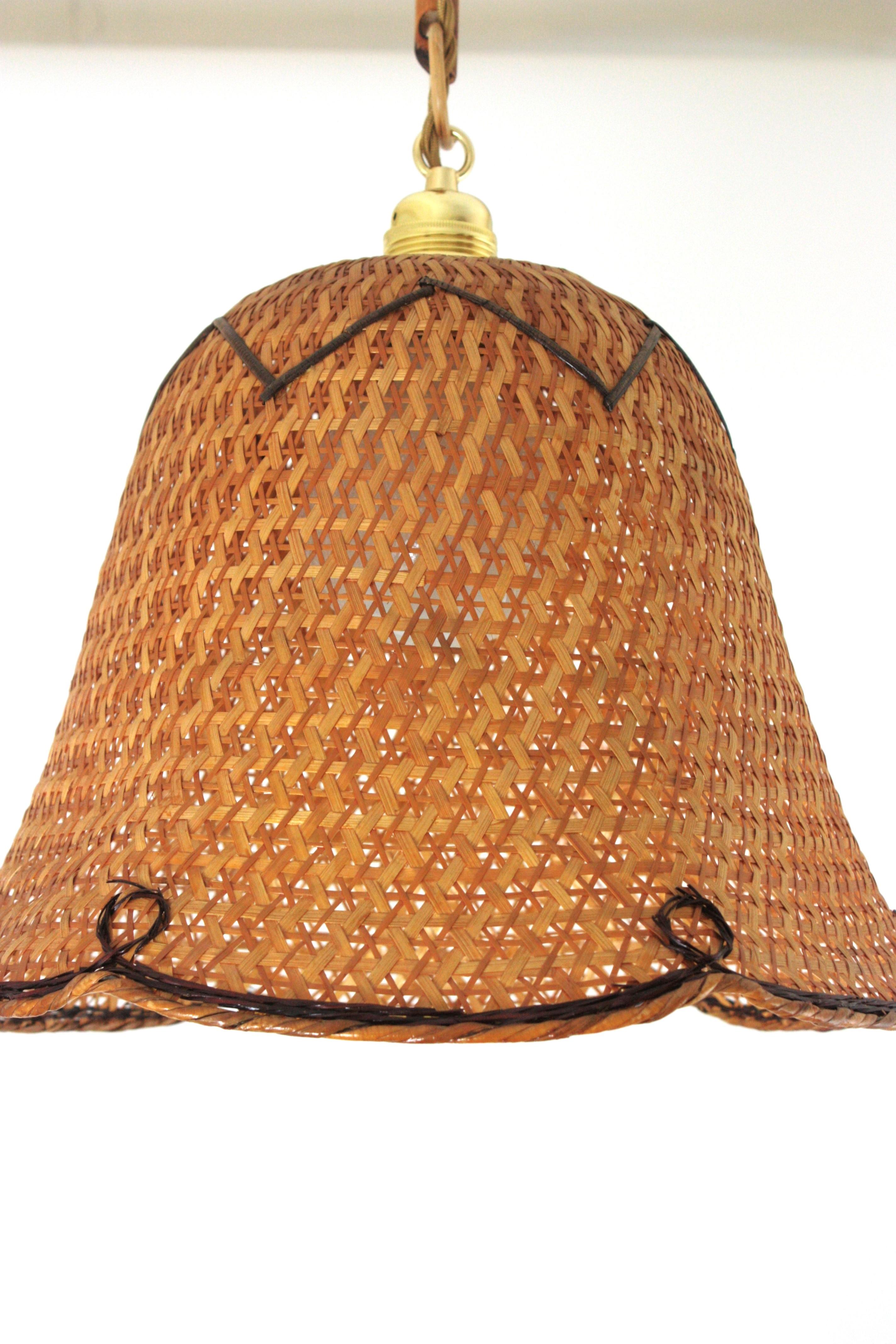 Spagnolo Coppia di pendenti a campana in vimini e rattan intrecciati spagnoli, 1960 in vendita