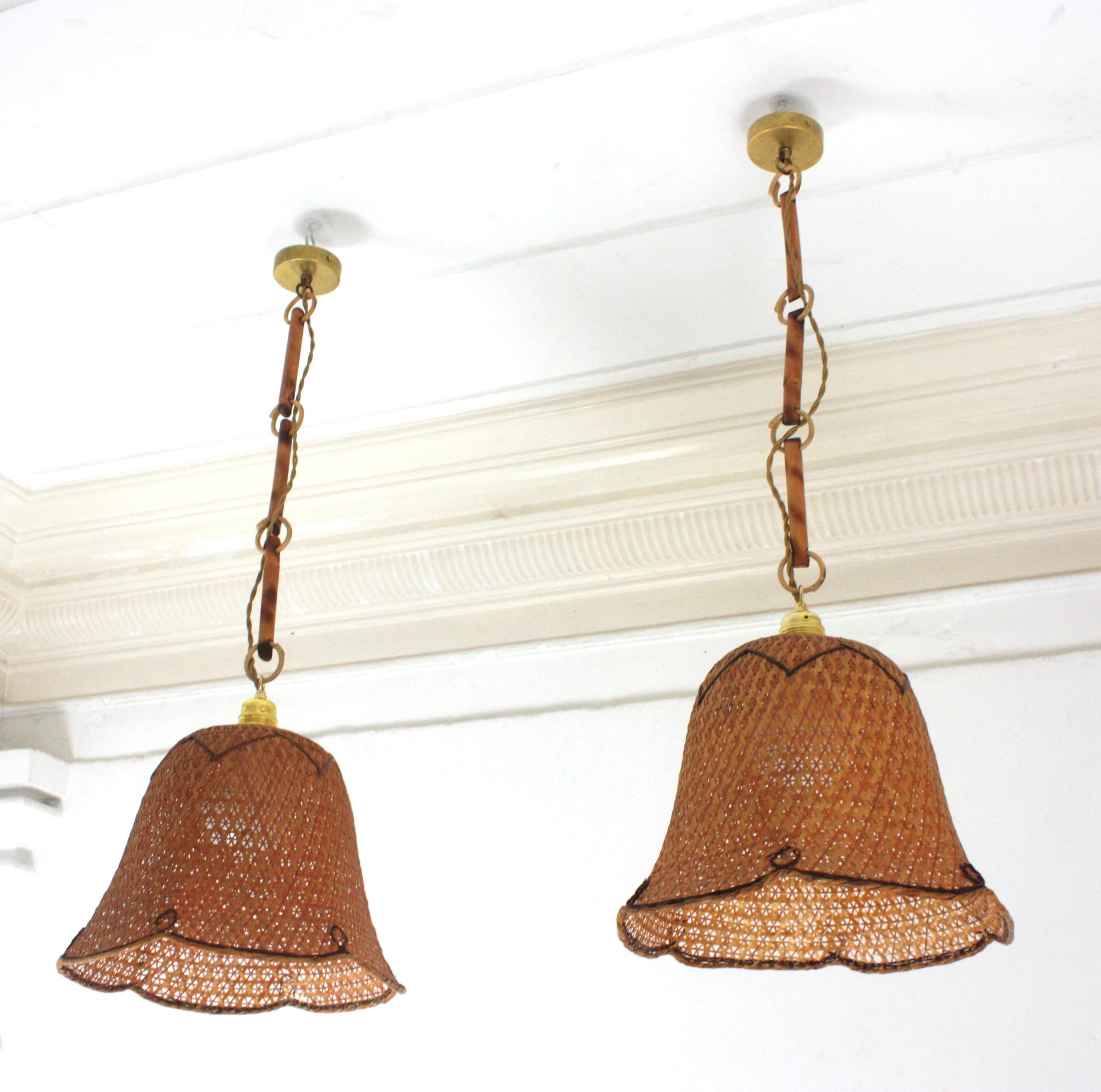 Fatto a mano Coppia di pendenti a campana in vimini e rattan intrecciati spagnoli, 1960 in vendita