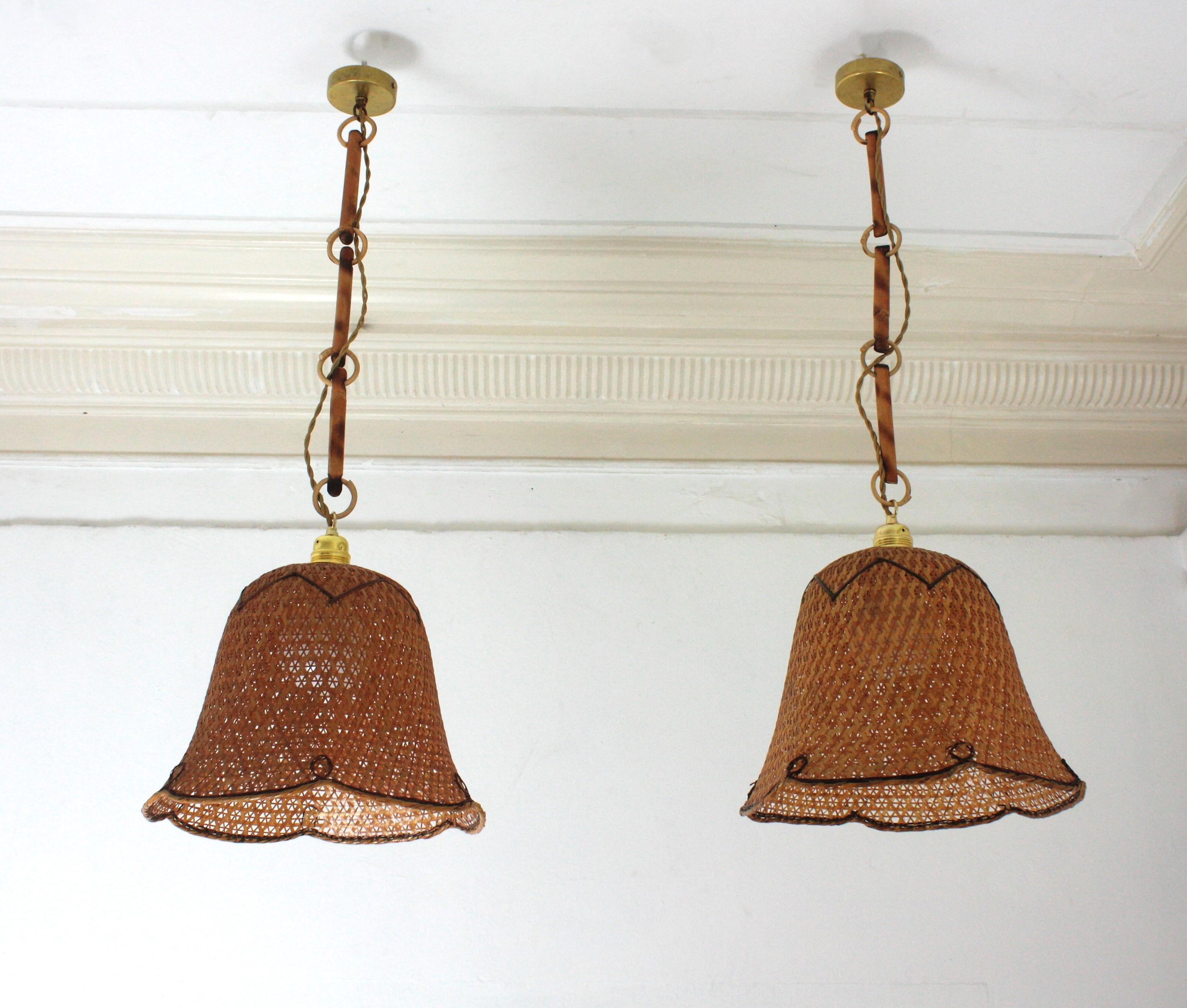 Coppia di pendenti a campana in vimini e rattan intrecciati spagnoli, 1960 In condizioni buone in vendita a Barcelona, ES