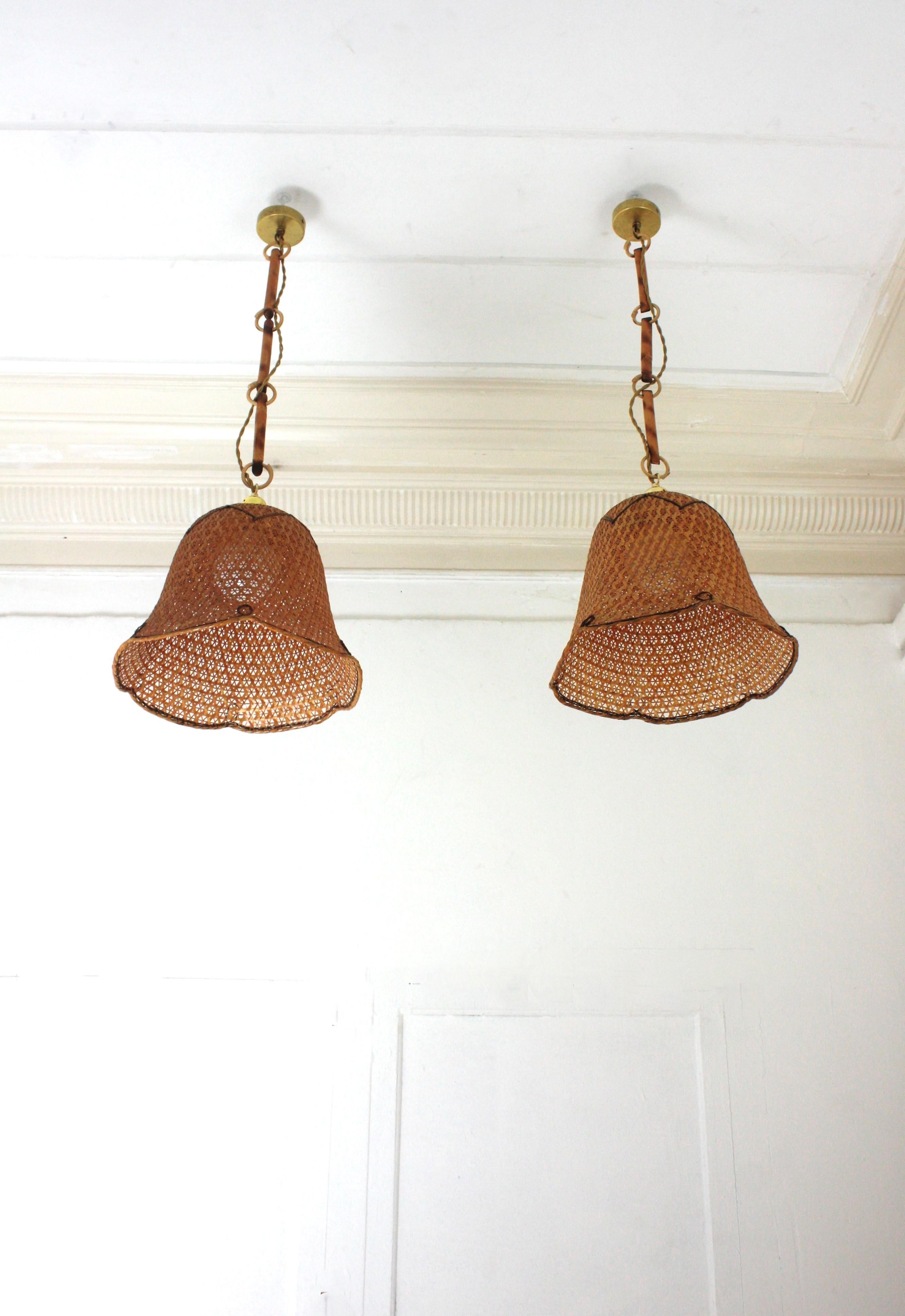 XX secolo Coppia di pendenti a campana in vimini e rattan intrecciati spagnoli, 1960 in vendita
