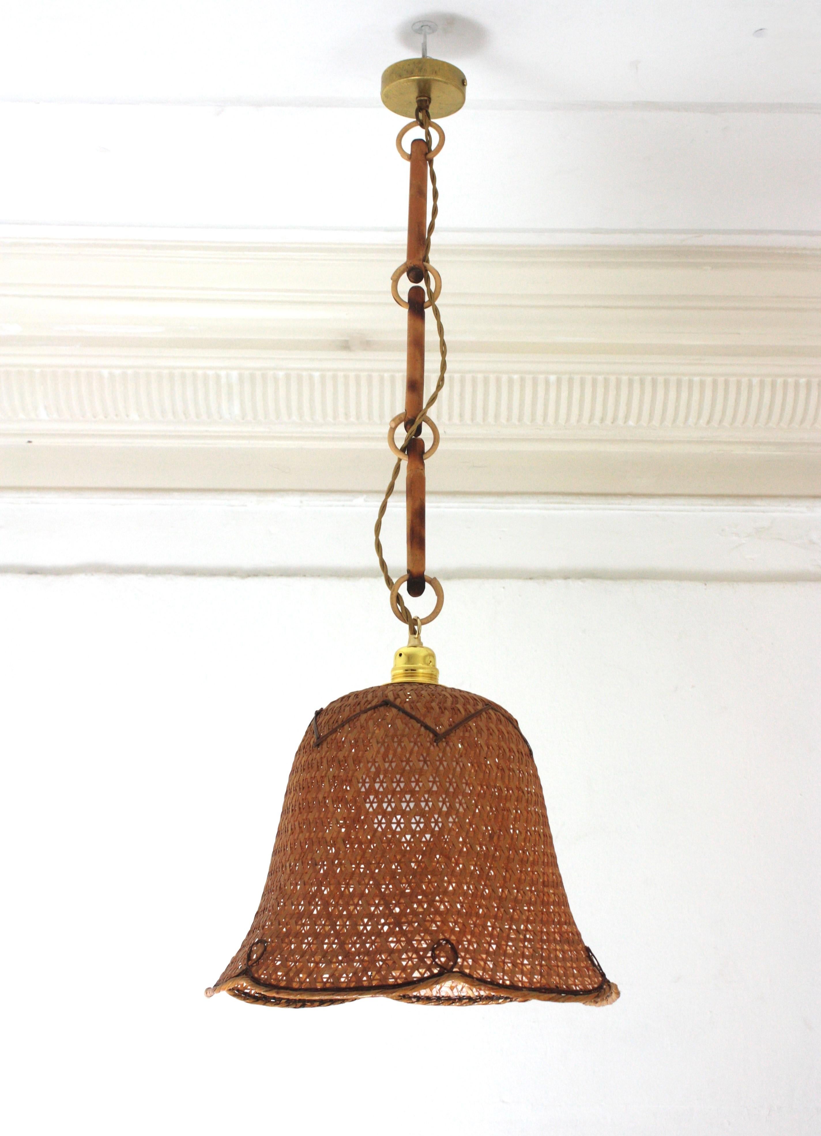 Ottone Coppia di pendenti a campana in vimini e rattan intrecciati spagnoli, 1960 in vendita