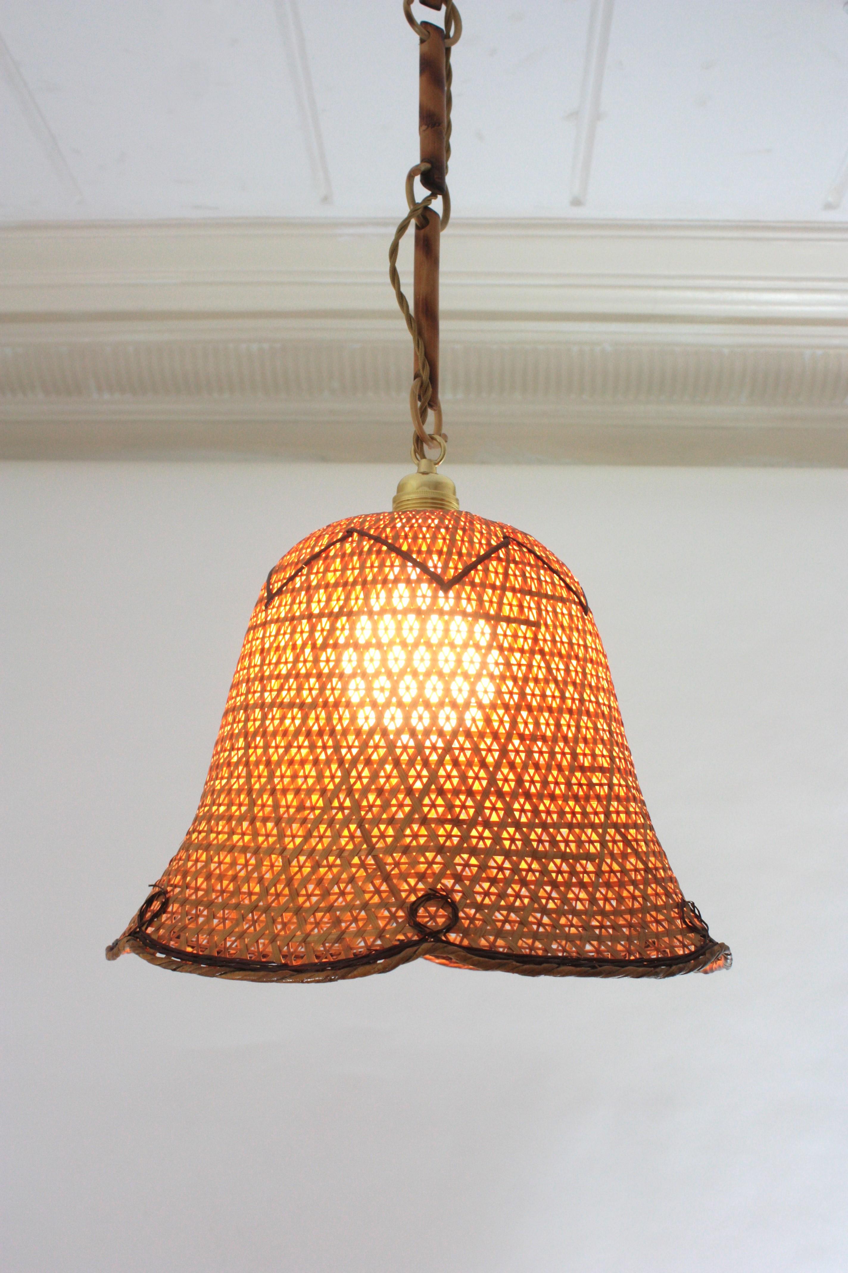 Coppia di pendenti a campana in vimini e rattan intrecciati spagnoli, 1960 in vendita 1