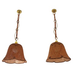 Coppia di pendenti a campana in vimini e rattan intrecciati spagnoli, 1960