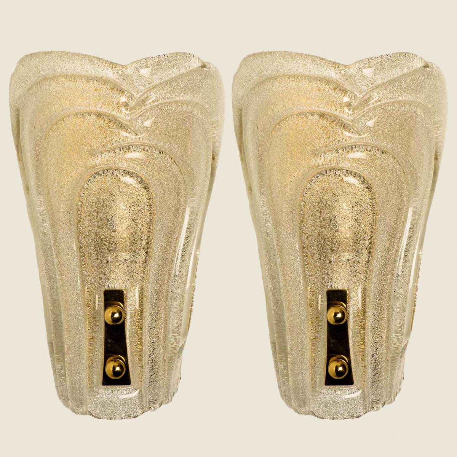 Pareja de preciosos apliques de cristal centelleante, diseñados por Hillebrand, 1970. El cristal de rica textura proporciona un brillo maravilloso. El cristal está montado sobre una placa trasera de latón.

Limpio, bien cableado y listo para