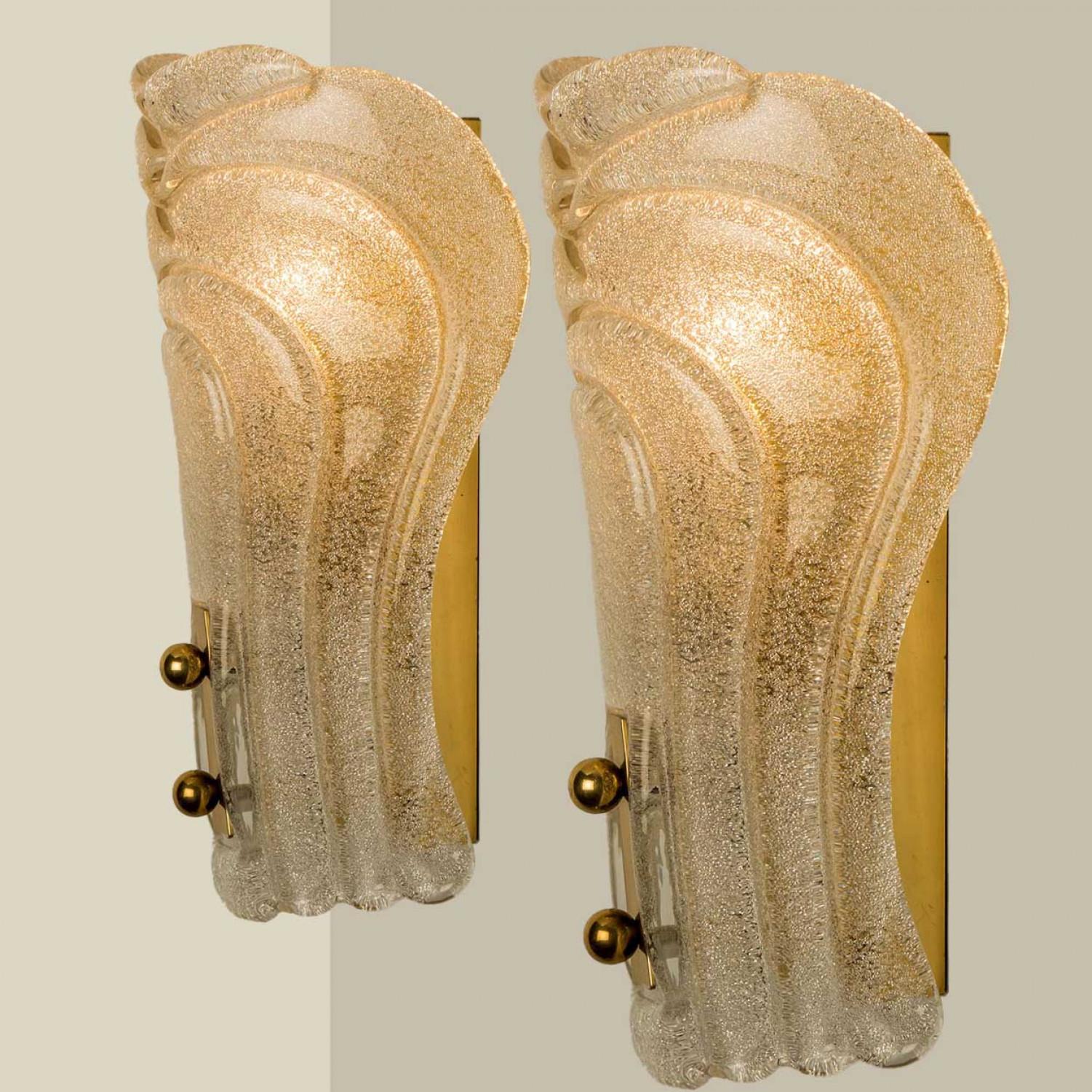 Mid-Century Modern Paire d'appliques en verre scintillant et laiton par Hillebrand, 1970 en vente