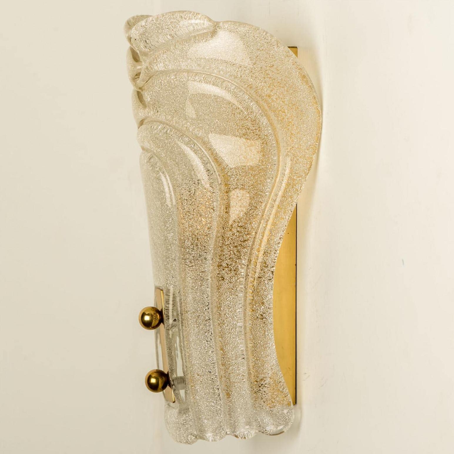 Laiton Paire d'appliques en verre scintillant et laiton par Hillebrand, 1970 en vente
