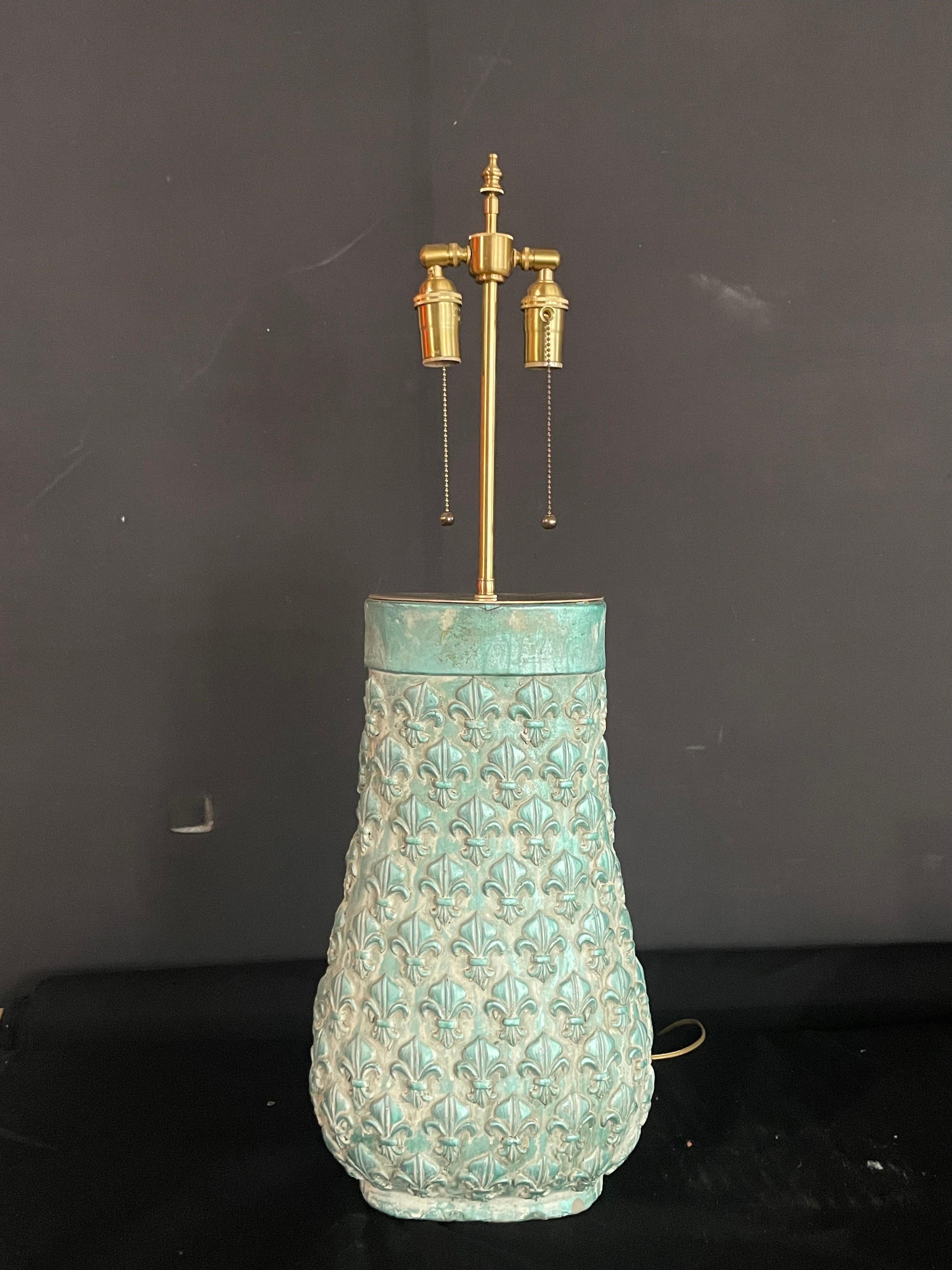 Paire de spectaculaires chopes Fleur De Lis françaises patinées avec application de lampe. en vente 8