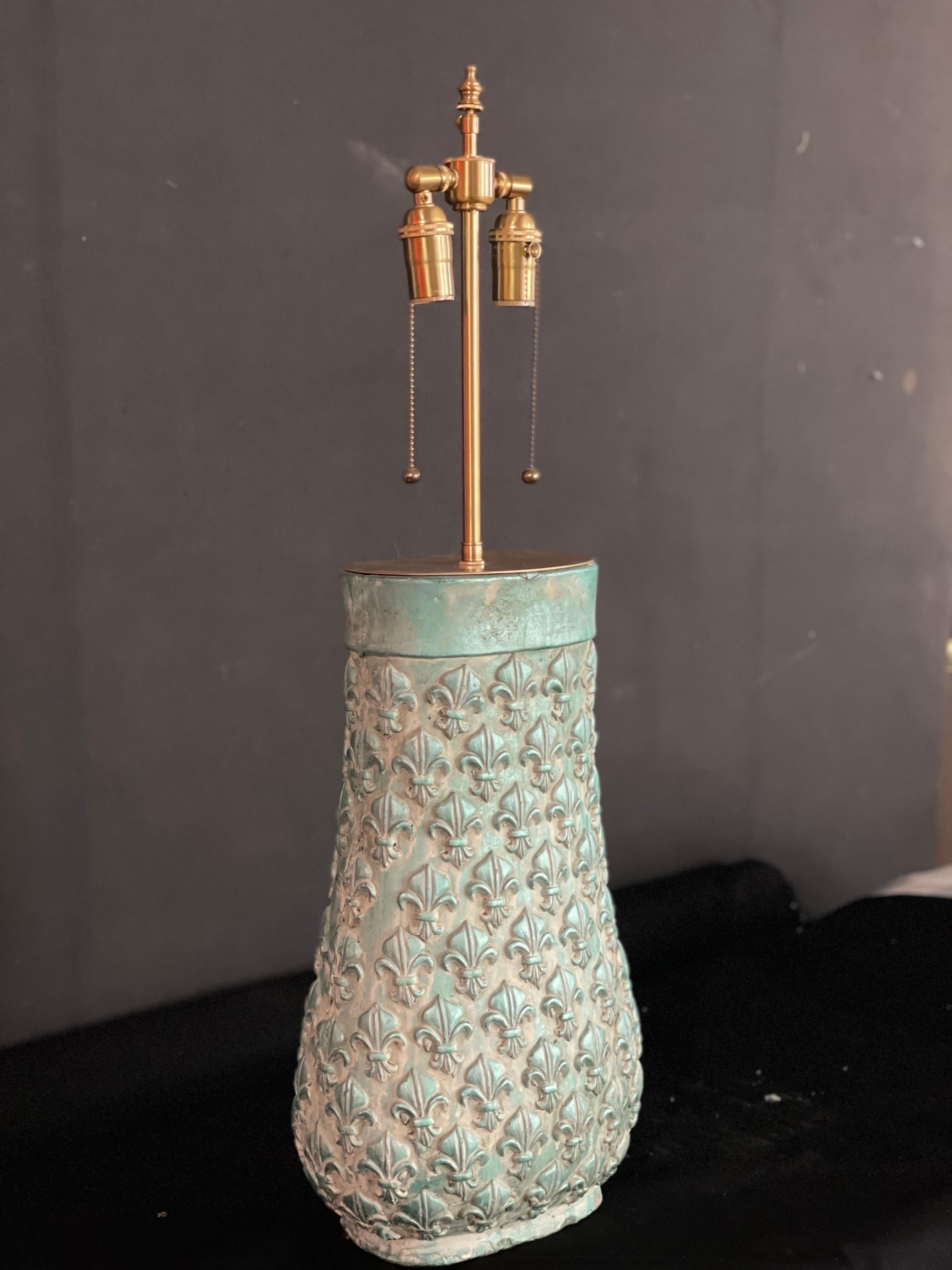Paire de spectaculaires chopes Fleur De Lis françaises patinées avec application de lampe. en vente 11