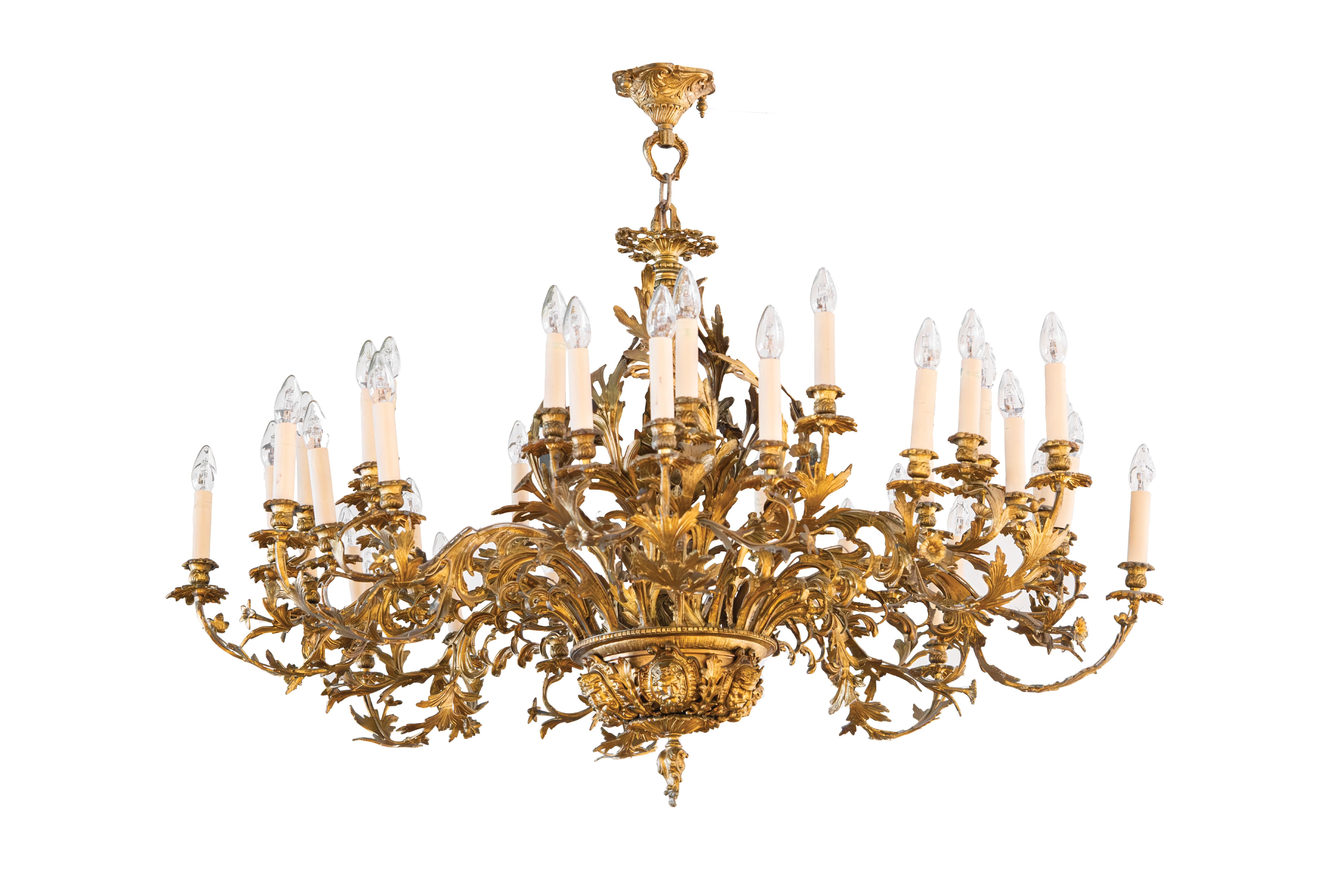 Coppia di lampadari in bronzo dorato di dimensioni impressionanti, ciascuno dei quali è completato da 16 bracci di acanto con bobeches foliate e un totale di 40 luci, racchiuse in manicotti per candele realizzati su misura. Le ciotole del ricevitore