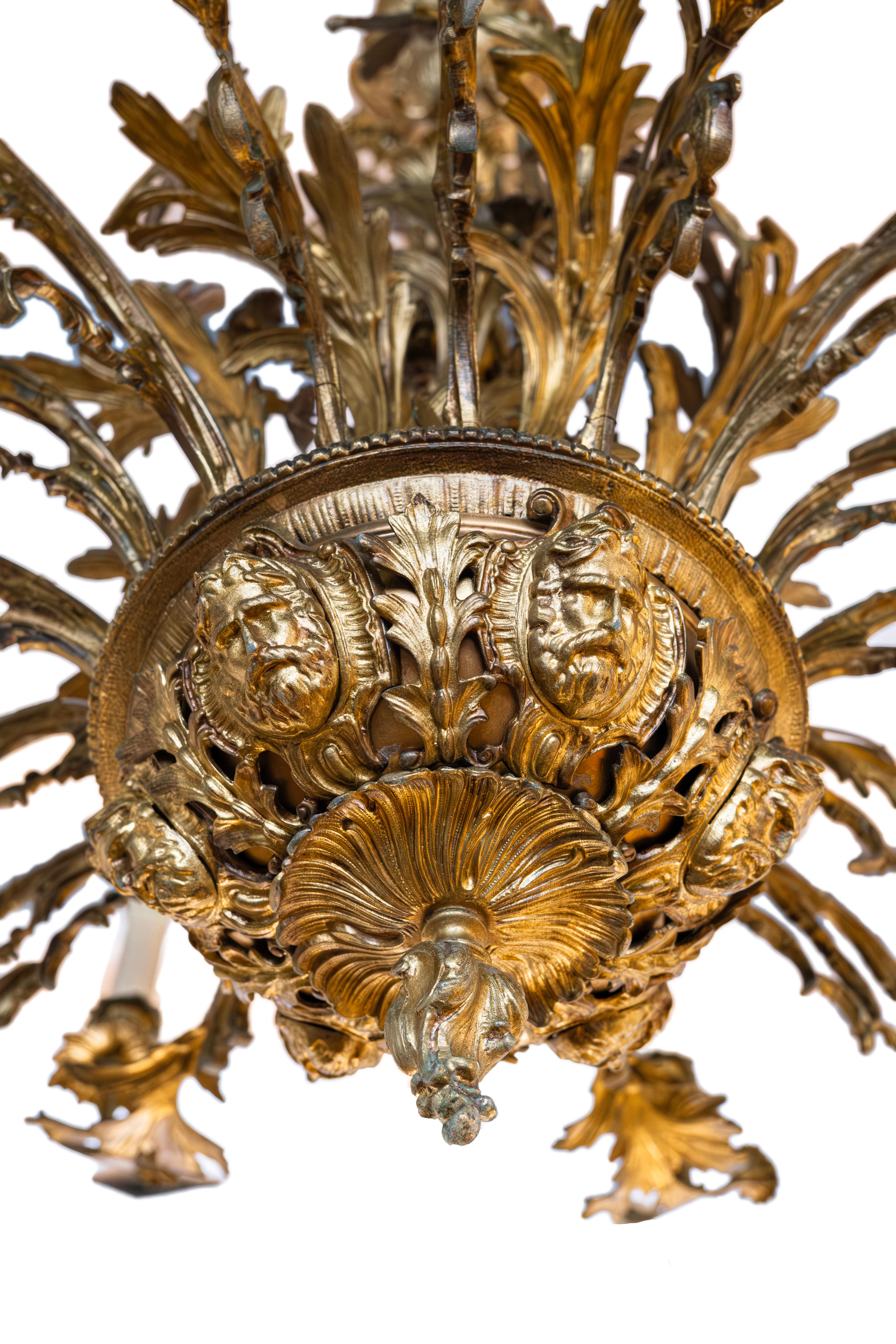 Calco Coppia di spettacolari lampadari di grandi dimensioni in bronzo dorato con bracci a fogliame in vendita