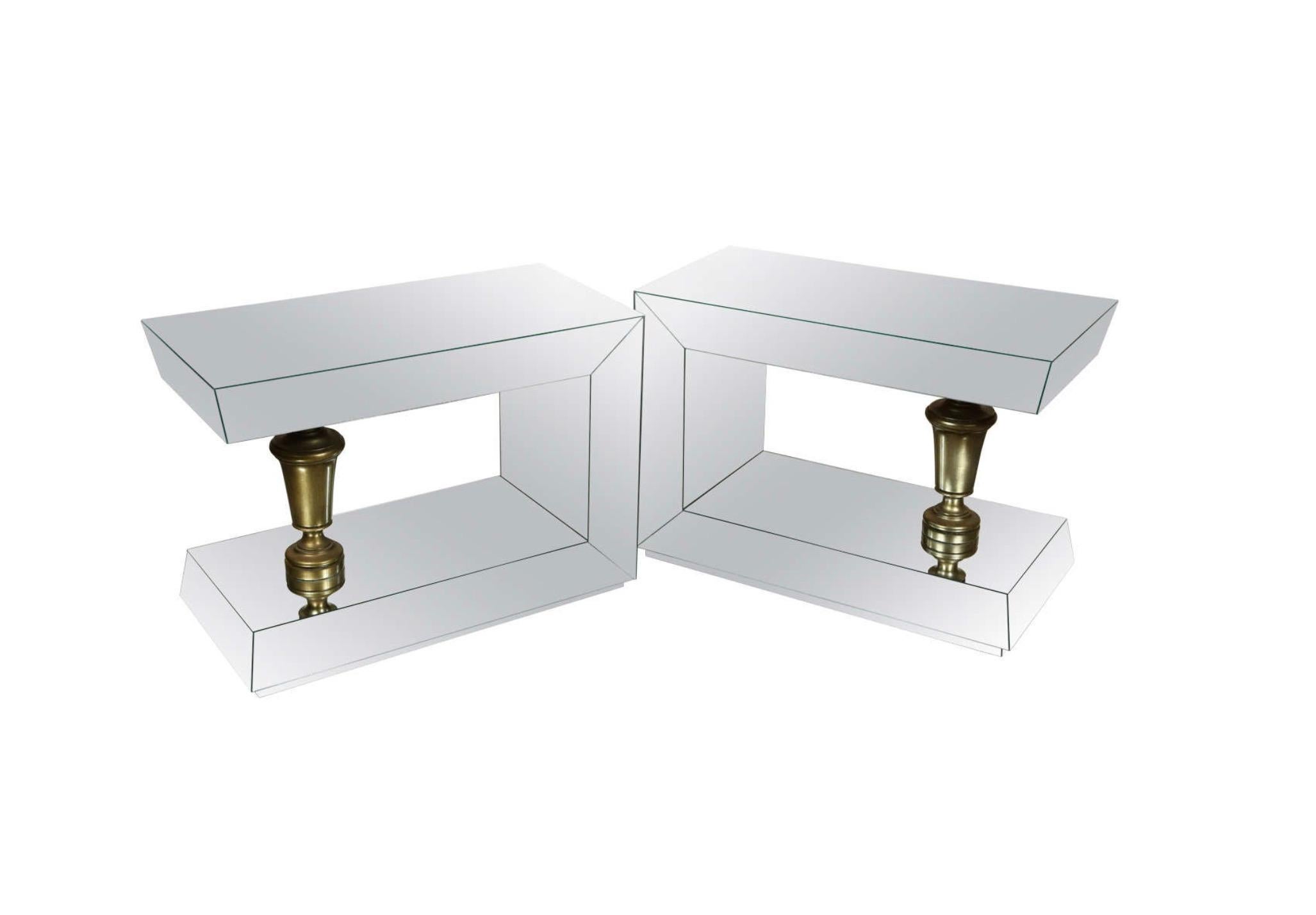 Ein auffälliges Paar Beistelltische des legendären Designers James Mont, das seine charakteristische Mischung aus Hollywood-Regency-Glamour und kühner architektonischer Form zeigt. Jeder Tisch verfügt über eine vollständig verspiegelte Tischplatte