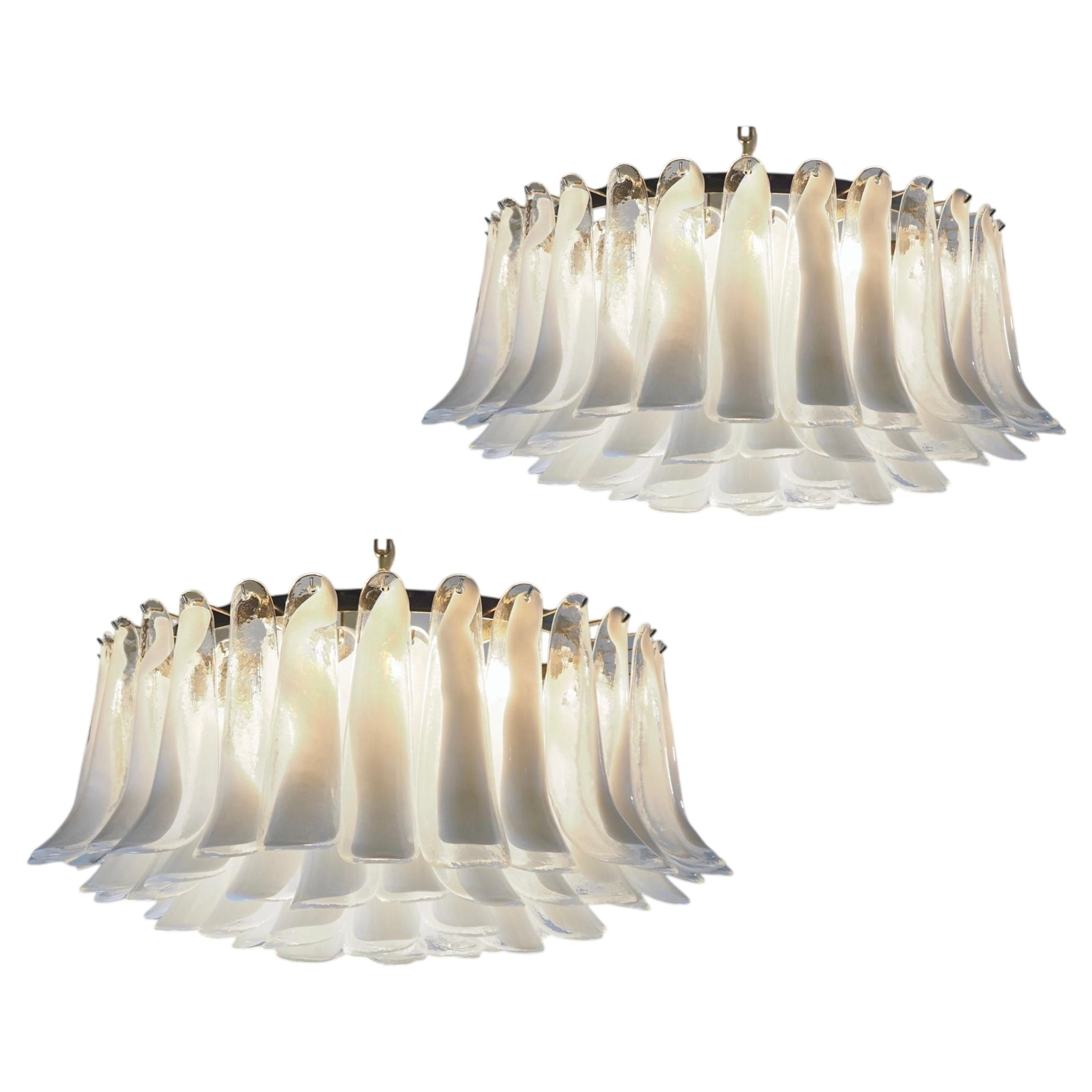 Coppia di spettacolari lampadari moderni a petali in vetro di Murano o di lampade ad incasso