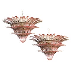 Paire de spectaculaires lustres en verre rose. Murano