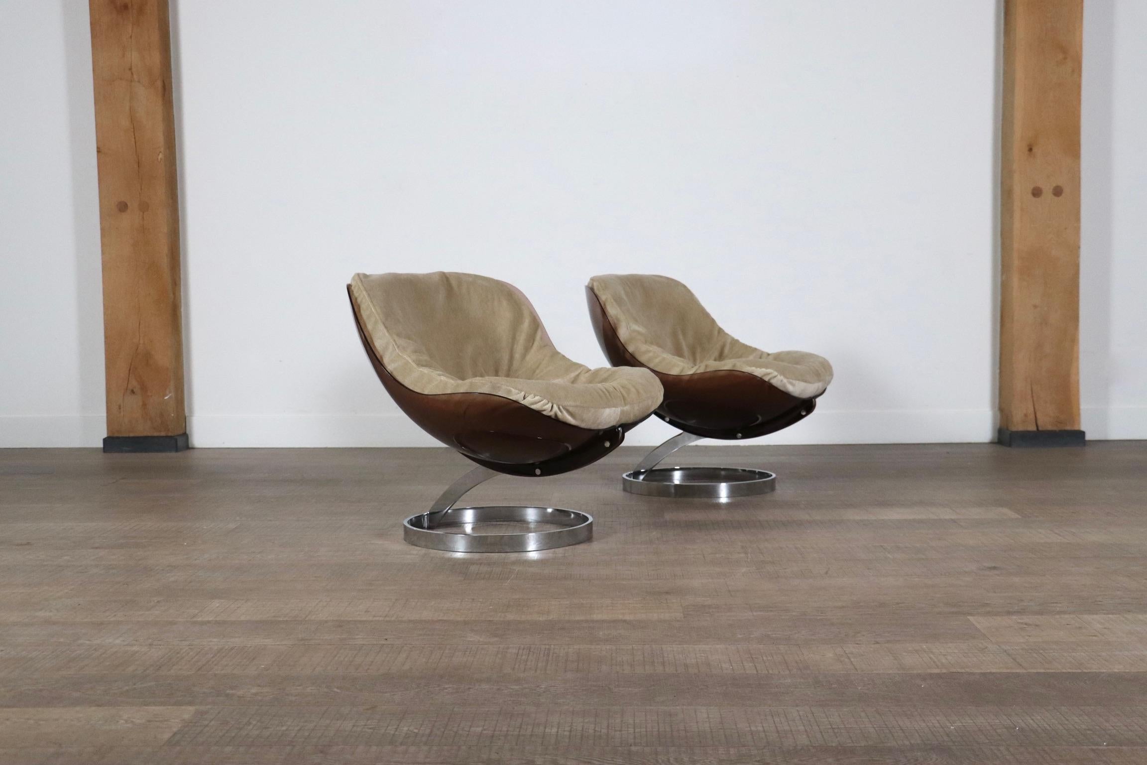 Fantastic pair of Sphere Lounge chairs designed by Boris Tabacoff in 1971, and manufactured by the French MMM factory (Mobilier Modular Moderne).
The circular and curved chrome-plated metal frame supports the spherical seat, creating a floating