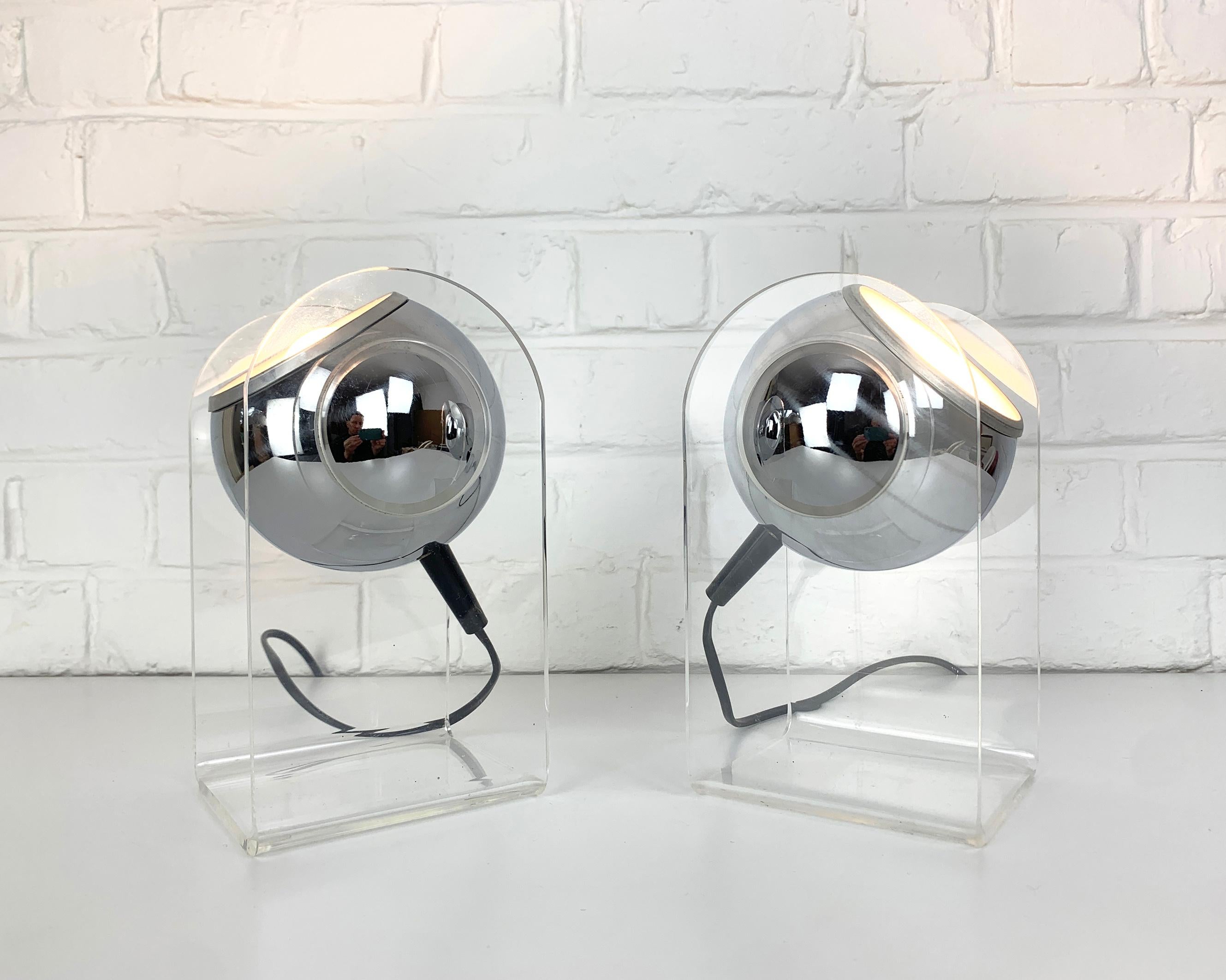 Pair of Mid-Century table lamps designed in the style of Gino Sarfatti for Arteluce. Produced in the 1960s or early 1970s.

A chromed ball is hold by a folded acrylic glass holder in U-shape. The ball and the direction of the light can be adjusted
