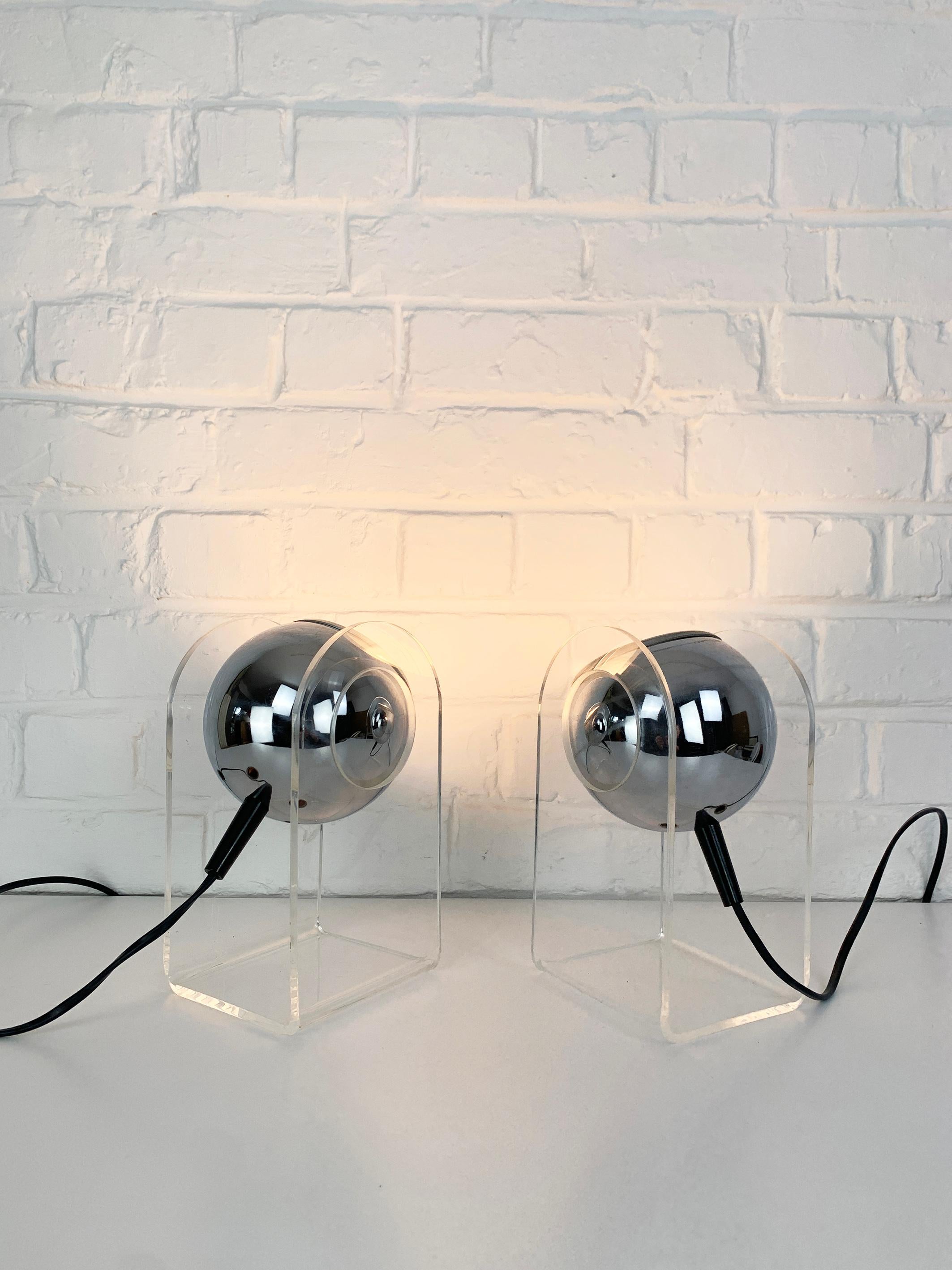 Pair of Sphere Space Age Ball Table Lamps, Plexiglass and Chrome, 1960-70s In Good Condition In Vorst, BE