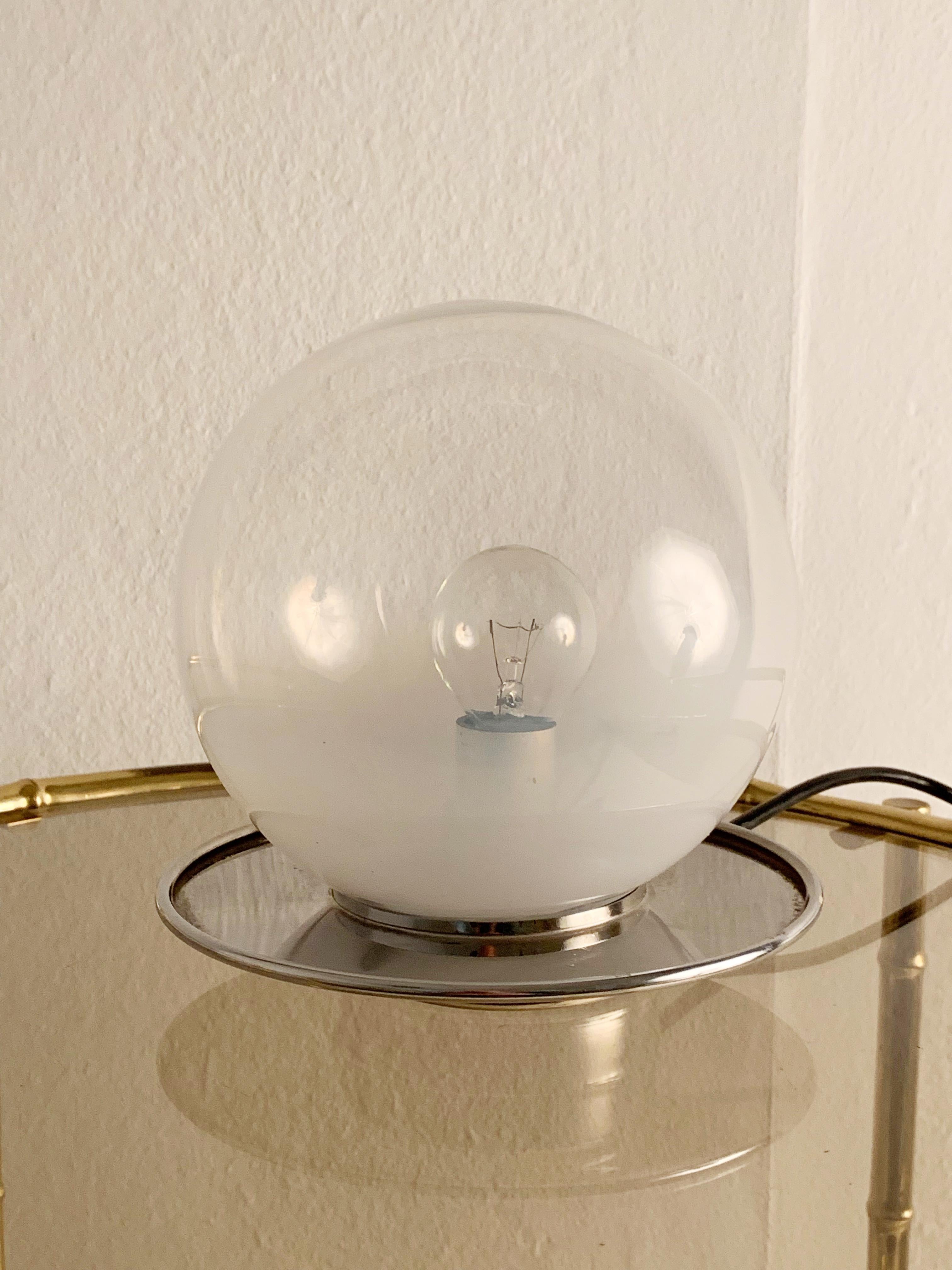 Paar kugelförmige italienische Tischlampen aus Murano-Glas mit verchromtem Metallsockel (Glaskunst) im Angebot