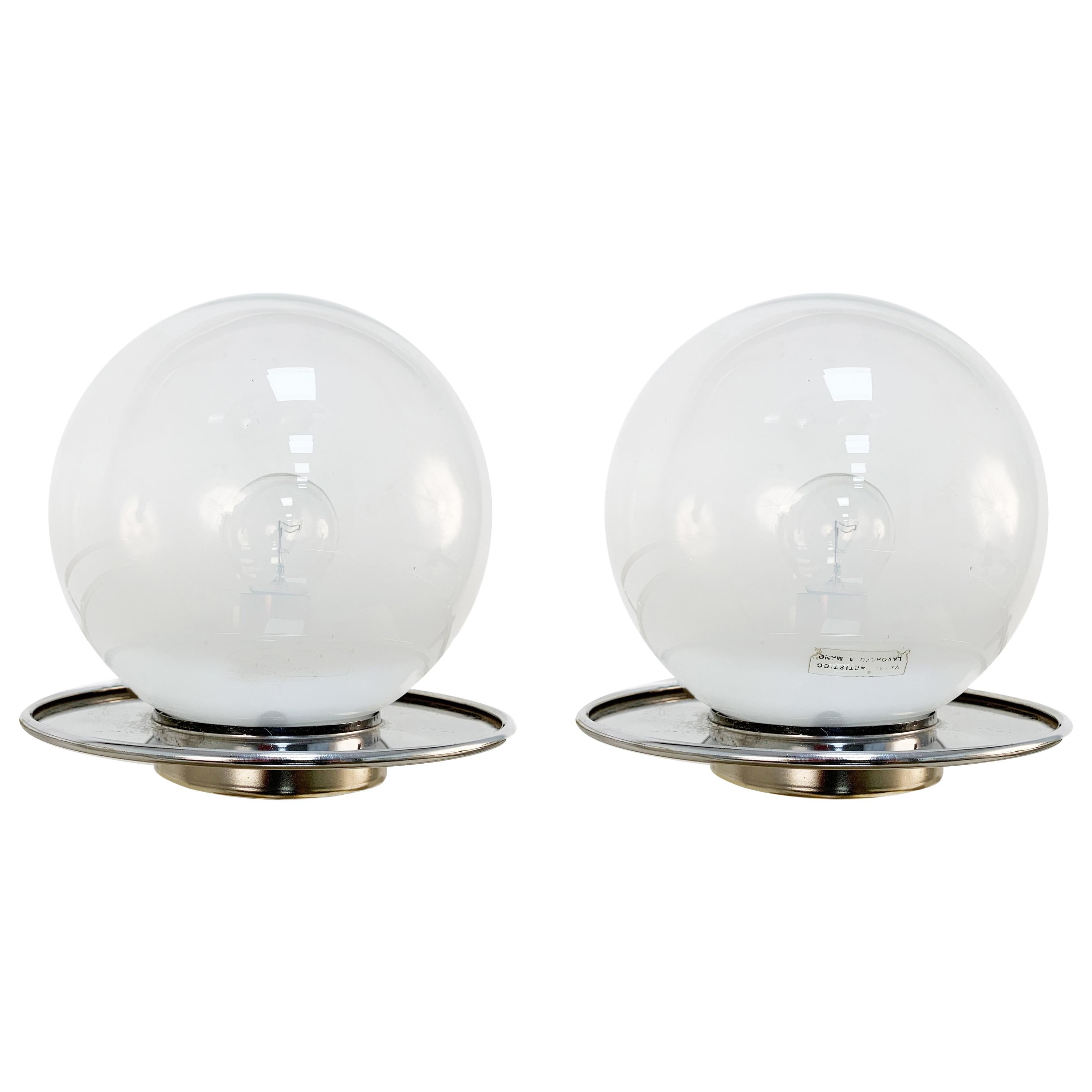 Paar kugelförmige italienische Tischlampen aus Murano-Glas mit verchromtem Metallsockel im Angebot