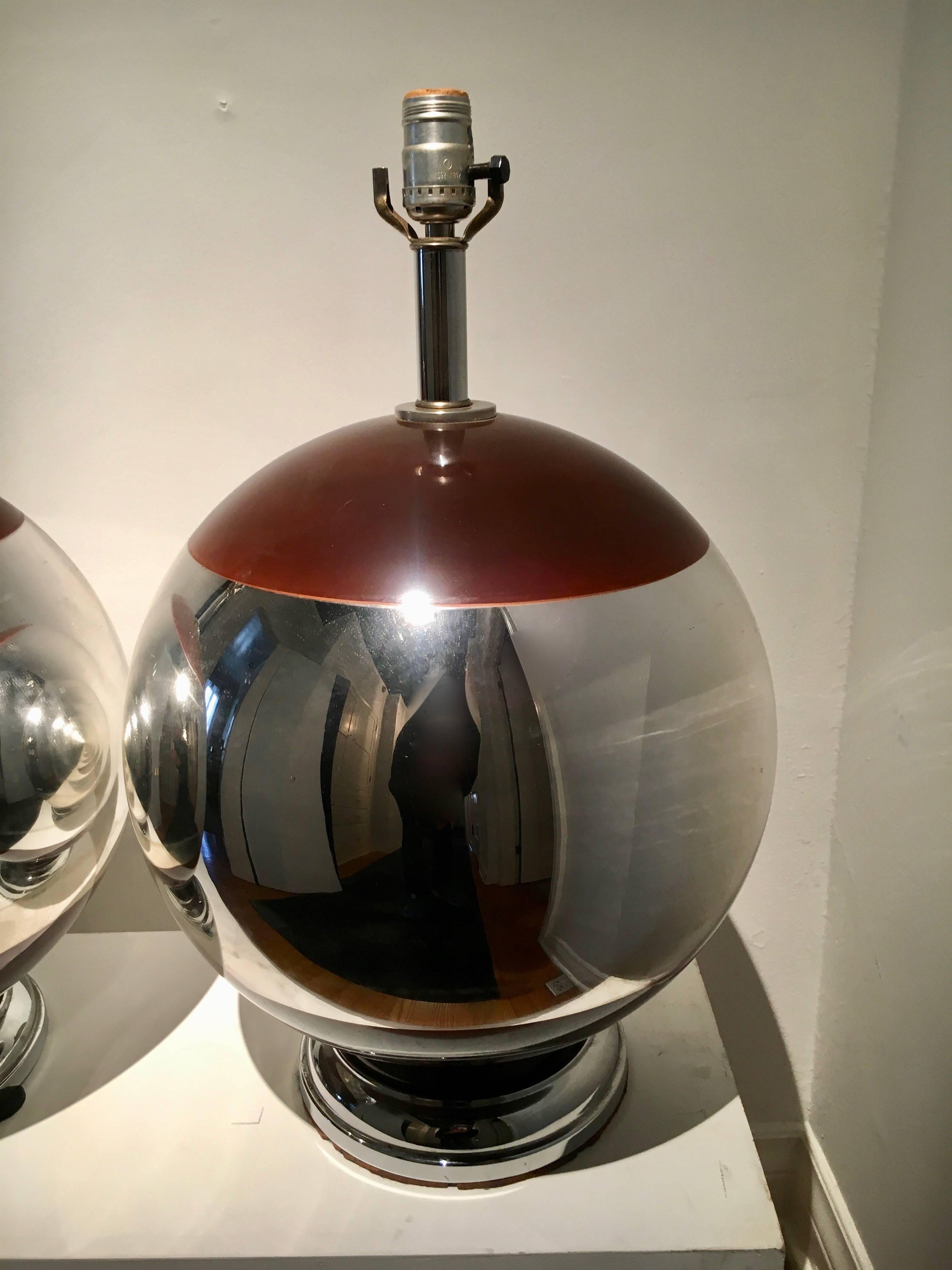 Pair of spherical Mercury lamps with brown detailing. Midcentury pair with brown top and bottom of sphere. Perfect for any room, modern or midcentury.

Measures: 13.5