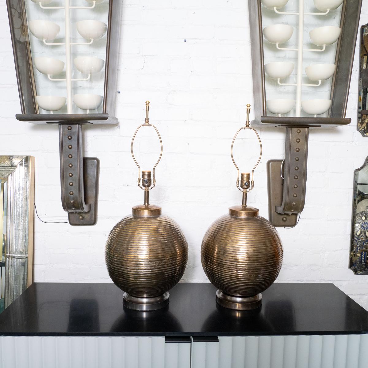 Paire de lampes de table sphériques et nervurées en laiton.