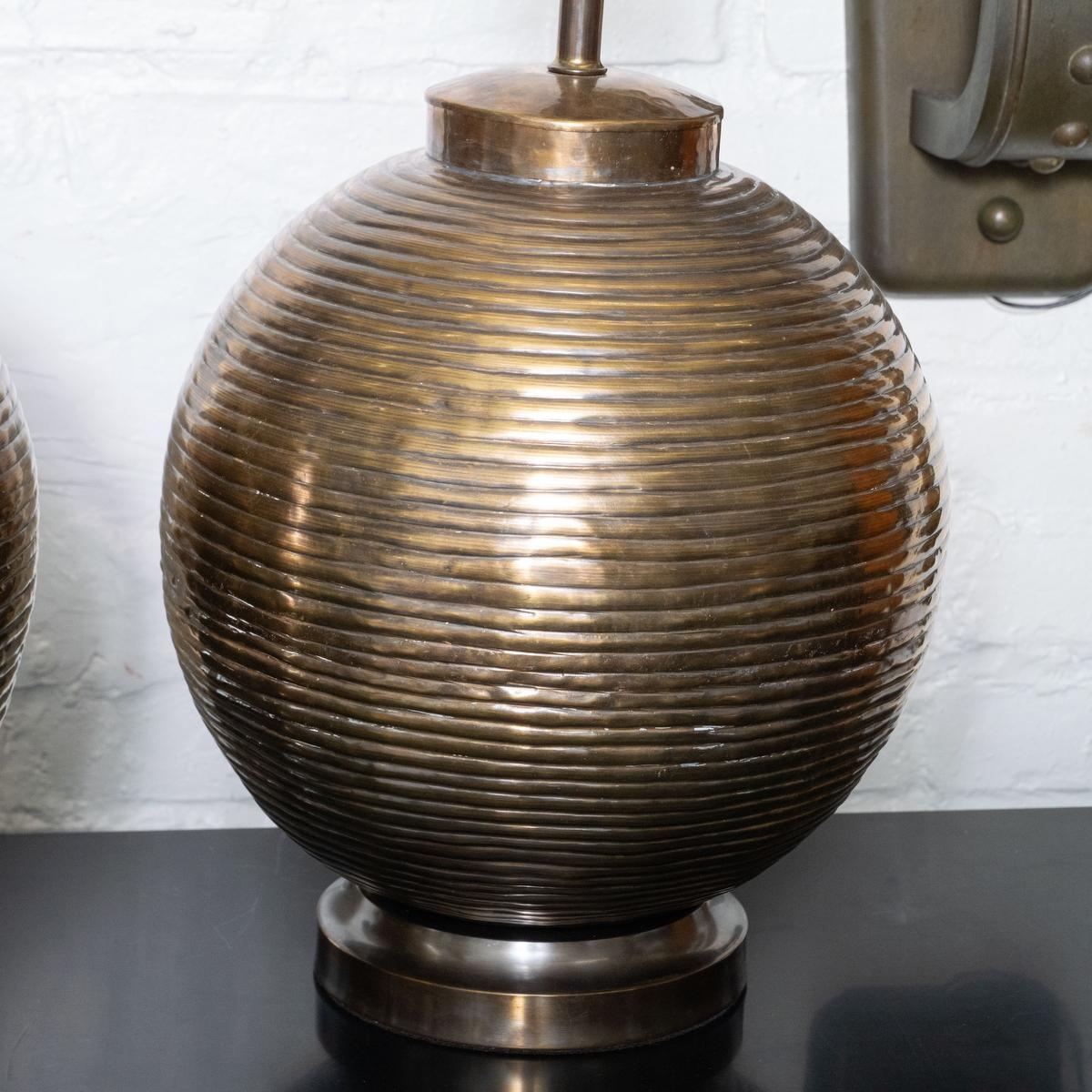 Ère spatiale Paire de lampes de table sphériques nervurées en laiton en vente