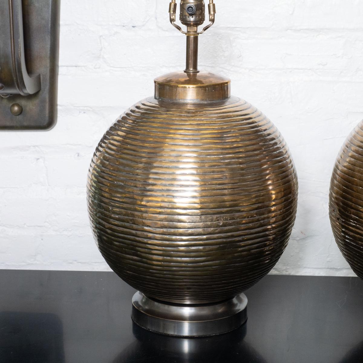Américain Paire de lampes de table sphériques nervurées en laiton en vente