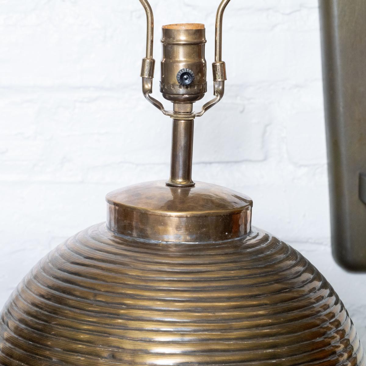 Paire de lampes de table sphériques nervurées en laiton Bon état - En vente à Tarrytown, NY