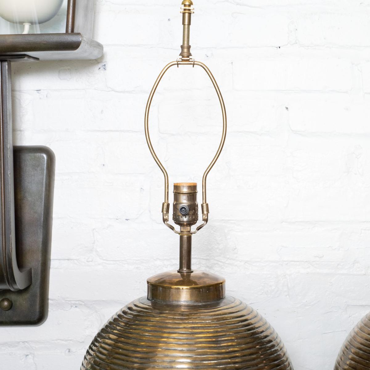Fin du 20e siècle Paire de lampes de table sphériques nervurées en laiton en vente