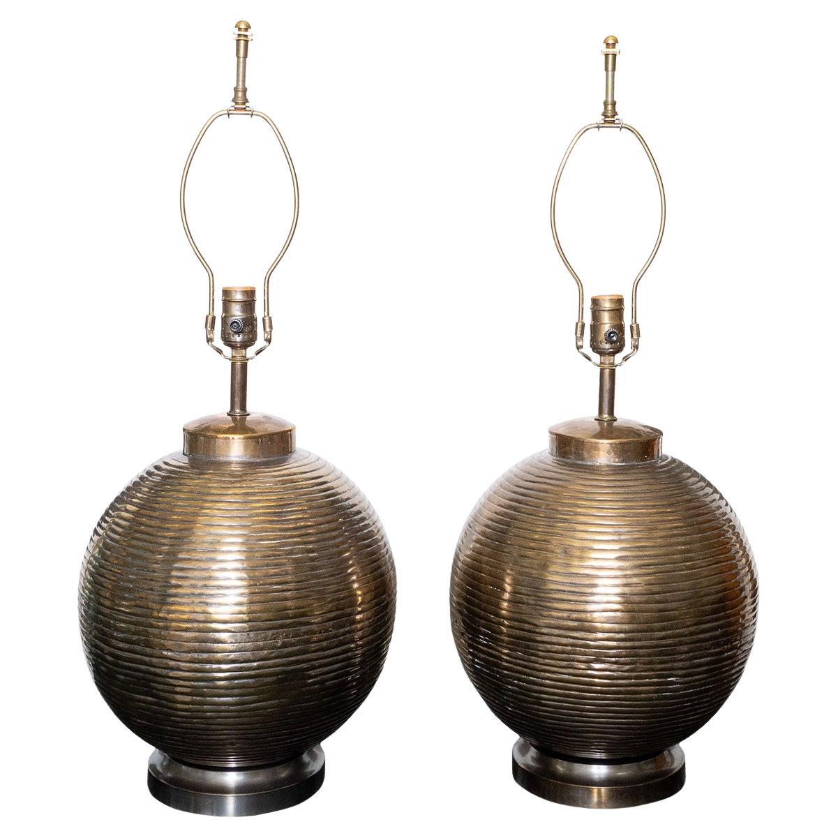 Coppia di lampade da tavolo sferiche in ottone a coste