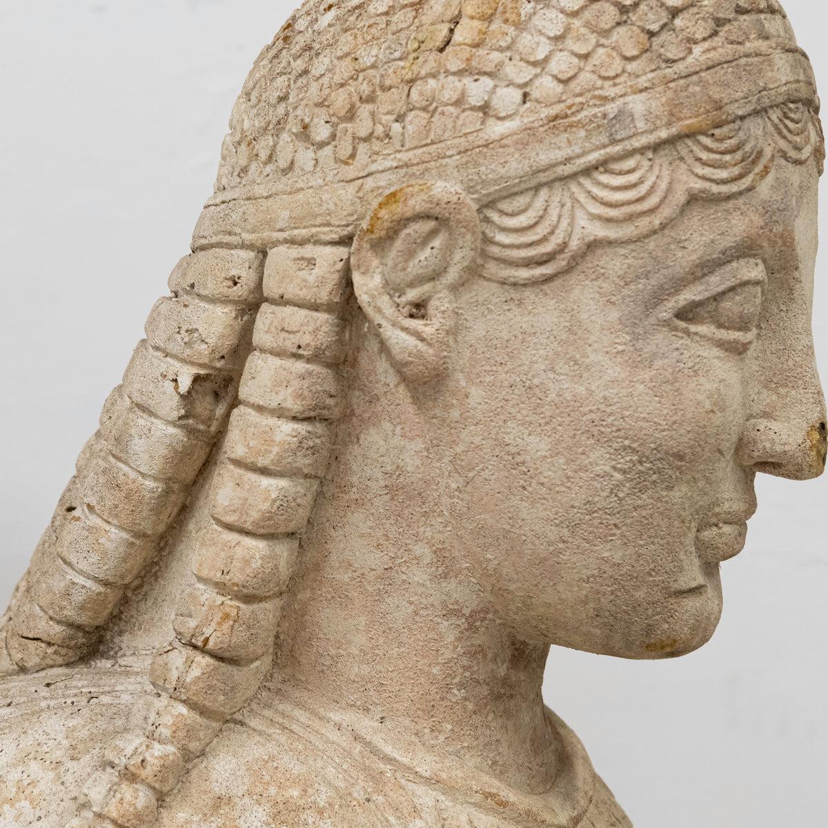 Paire de statues du Sphinx de Naxos provenant d'un décor de cinéma Sculptures en vente 6