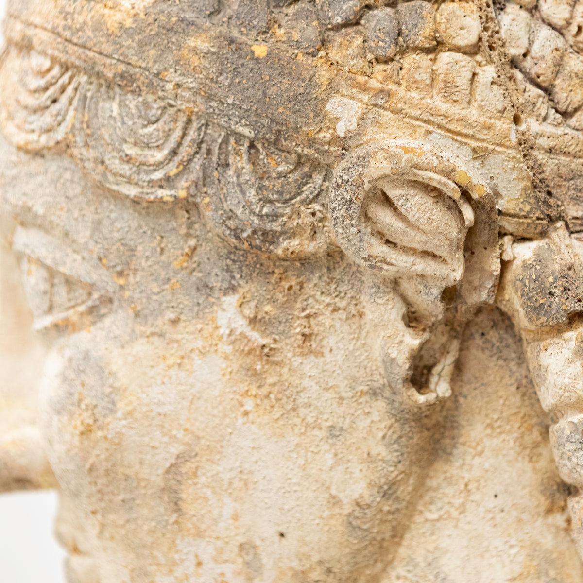 Paire de statues du Sphinx de Naxos provenant d'un décor de cinéma Sculptures en vente 9