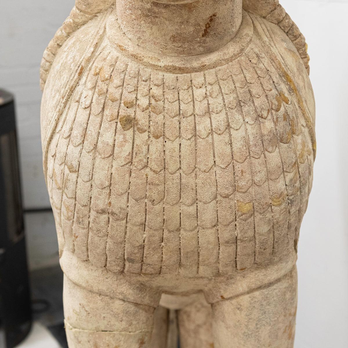 Ces sculptures géantes, d'une grande rareté, sont inspirées du Sphinx de Naxos.

Le Sphinx grec, un lion ailé au visage de femme, était considéré comme ayant une force féroce et était considéré comme un gardien, flanquant souvent l'entrée des