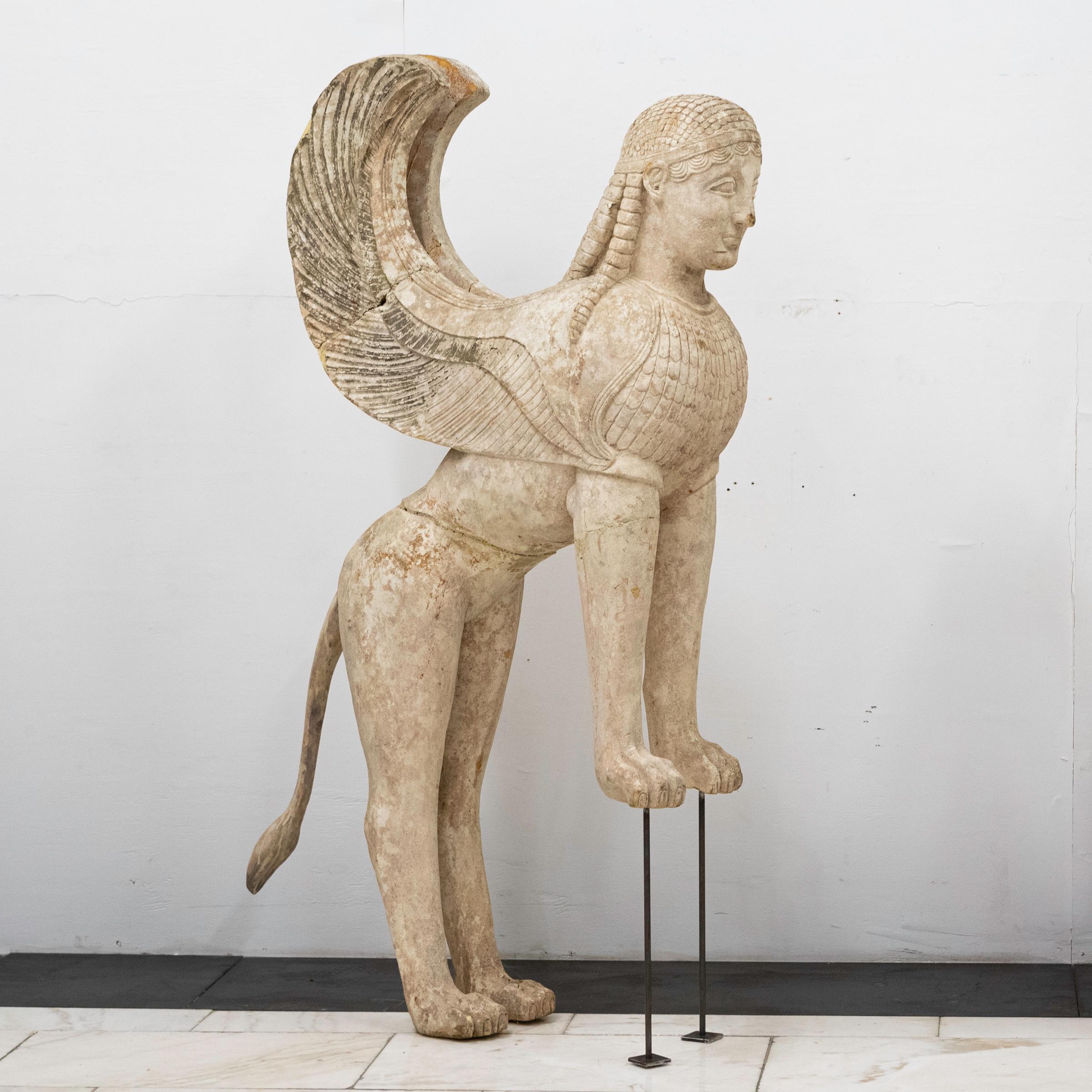 Diese seltenen Riesenskulpturen sind der Sphinx von Naxos nachempfunden.

Die griechische Sphinx, ein geflügelter Löwe mit dem Gesicht einer menschlichen Frau, galt als Wächterin und flankierte oft die Eingänge von Tempeln.

Das sehr detaillierte