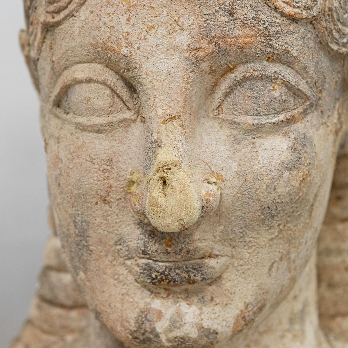 Paire de statues du Sphinx de Naxos provenant d'un décor de cinéma Sculptures en vente 15