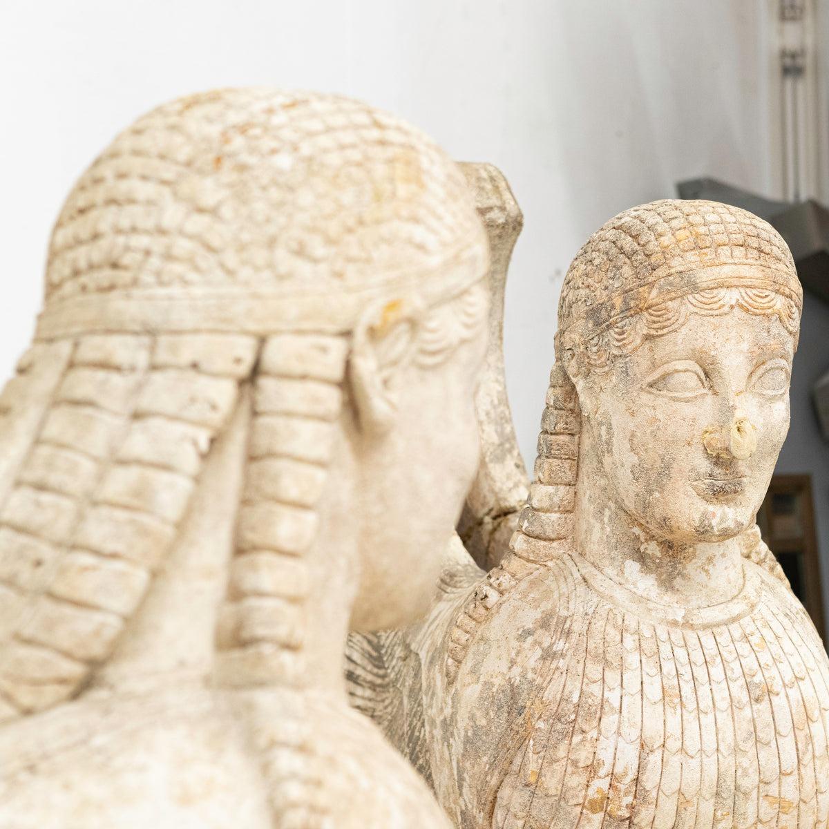 Résine Paire de statues du Sphinx de Naxos provenant d'un décor de cinéma Sculptures en vente