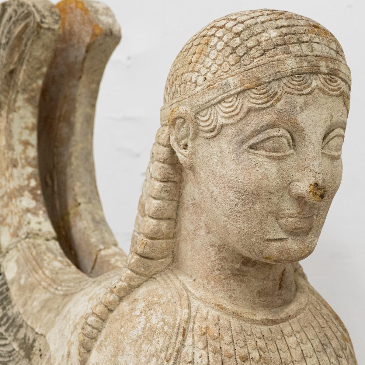 Paire de statues du Sphinx de Naxos provenant d'un décor de cinéma Sculptures en vente 2