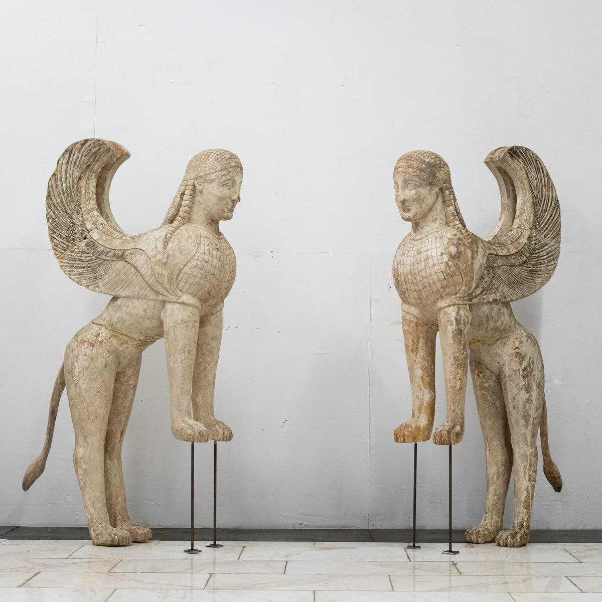 Paire de statues du Sphinx de Naxos provenant d'un décor de cinéma Sculptures en vente 3